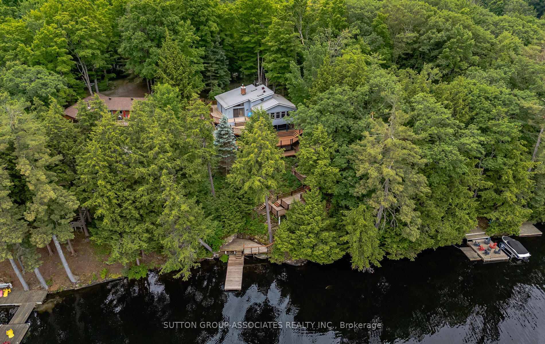 Wonderful Year round Cottage Home on Butterfly Lake.