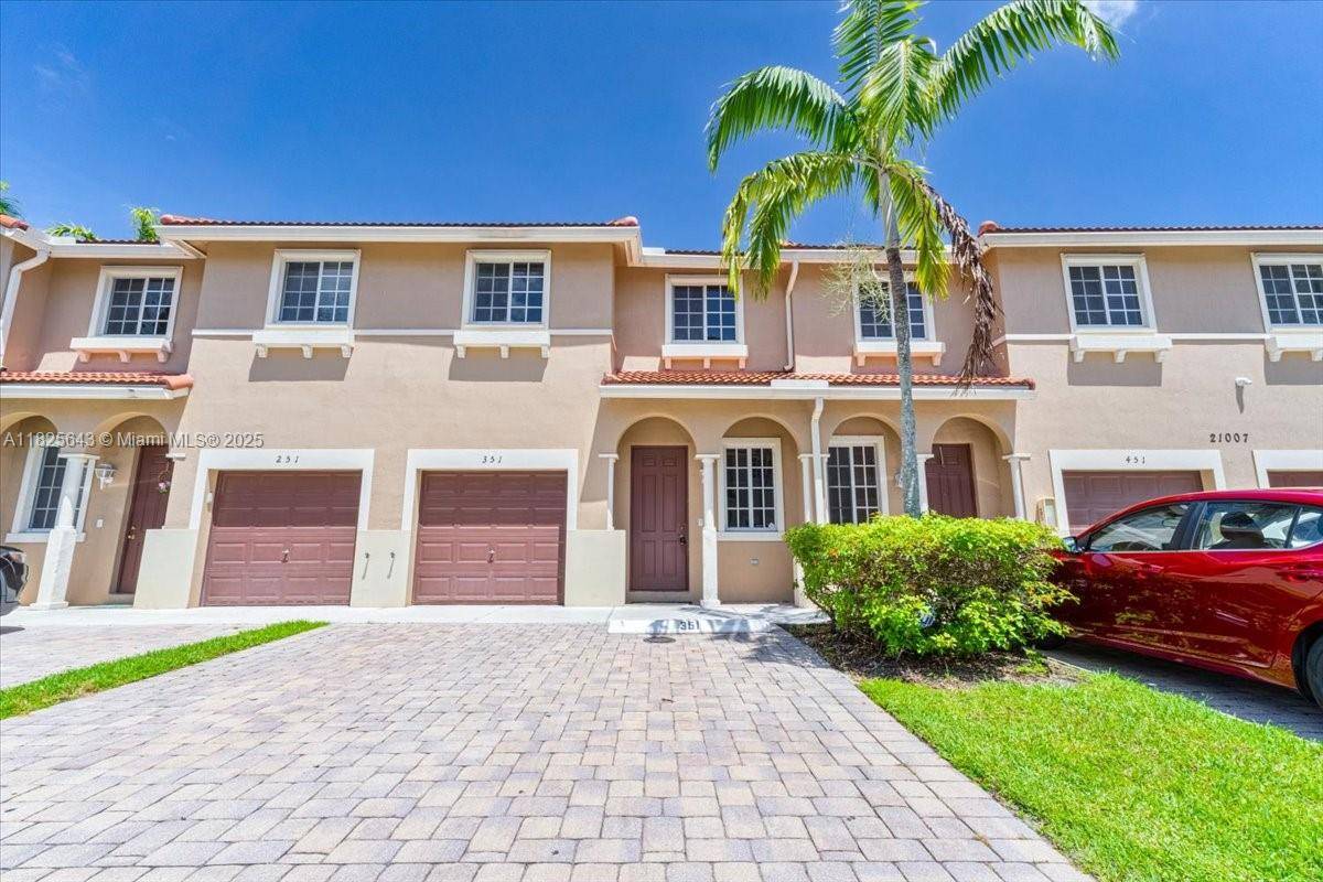 Spacious 4 3 townhome in gated Majorca Isles, 1 bed amp ; full bath on first floor !
