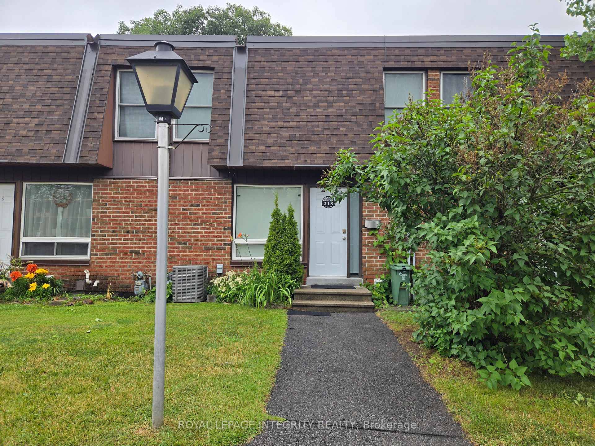 Welcome to this lovely 3 bedroom townhouse located in a prime location with proximity to shopping, parks, restaurants, schools, public transit, and the airport !