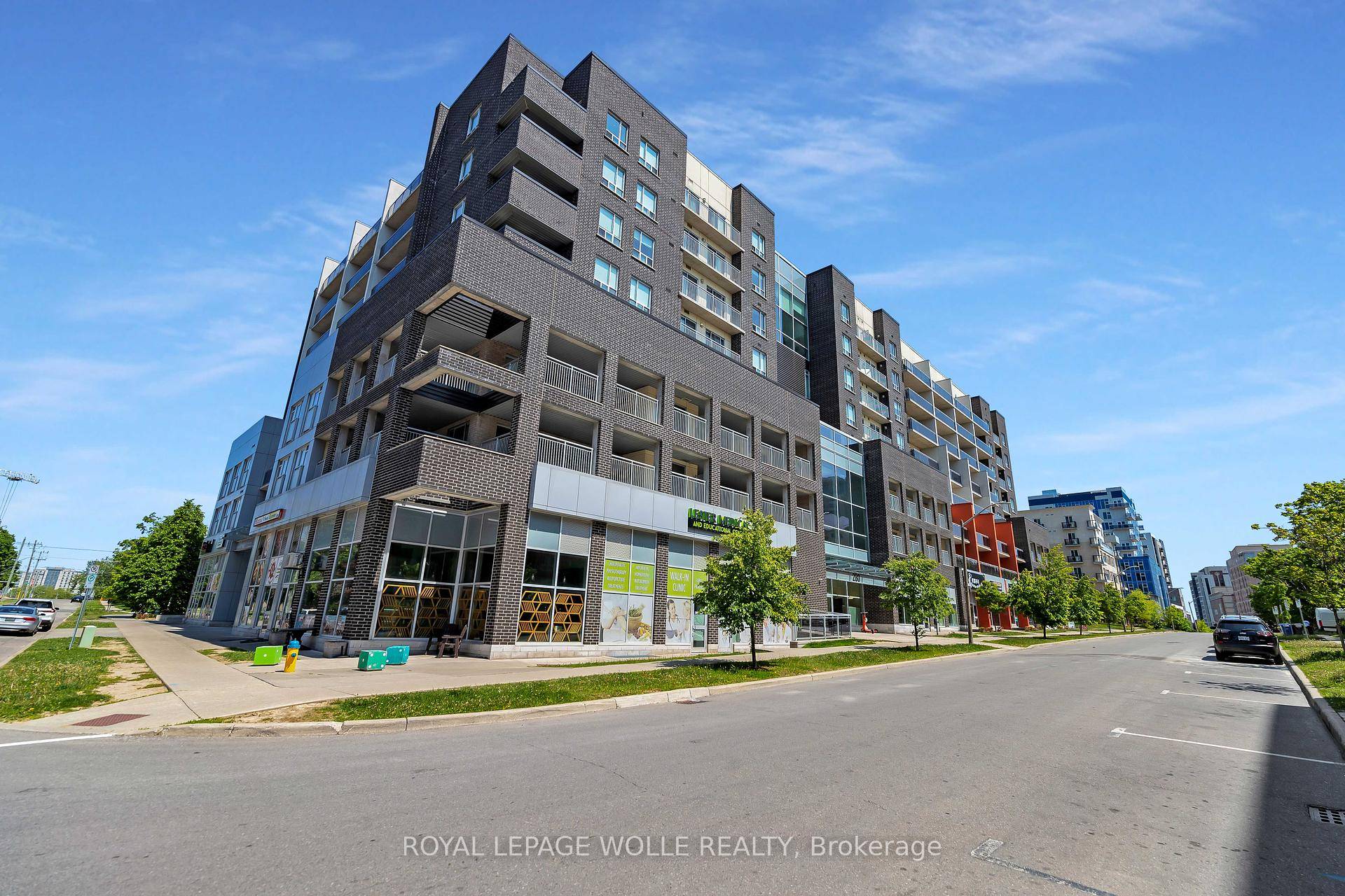 Step into the perfect blend of comfort and convenience with this stunning 740 sqft furnished condo ideally situated minutes away from Wilfrid Laurier University, Waterloo University, and Conestoga College.