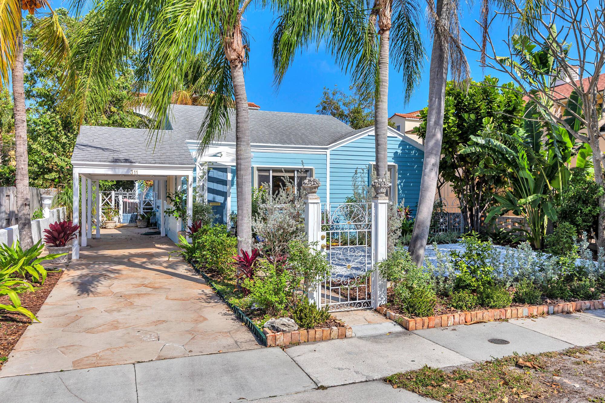Island style furnished home available for lease !