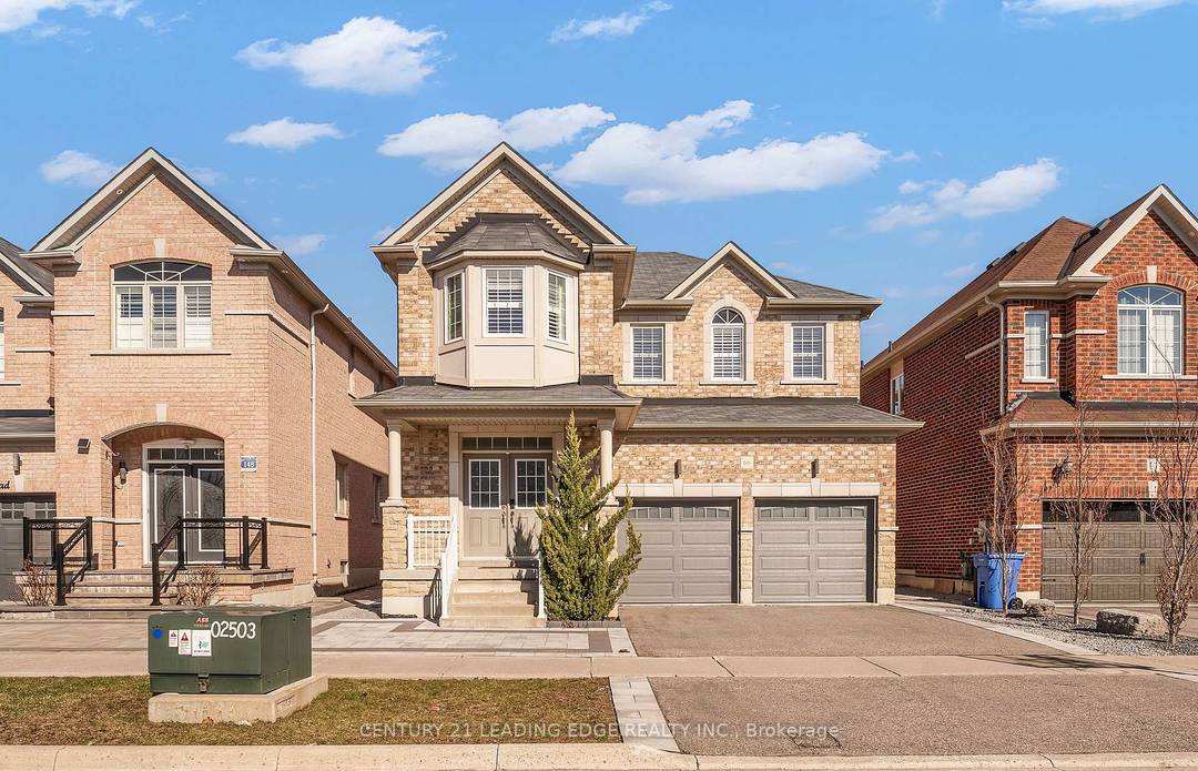 Beautifully renovated detached home in a desirable Stouffville community !