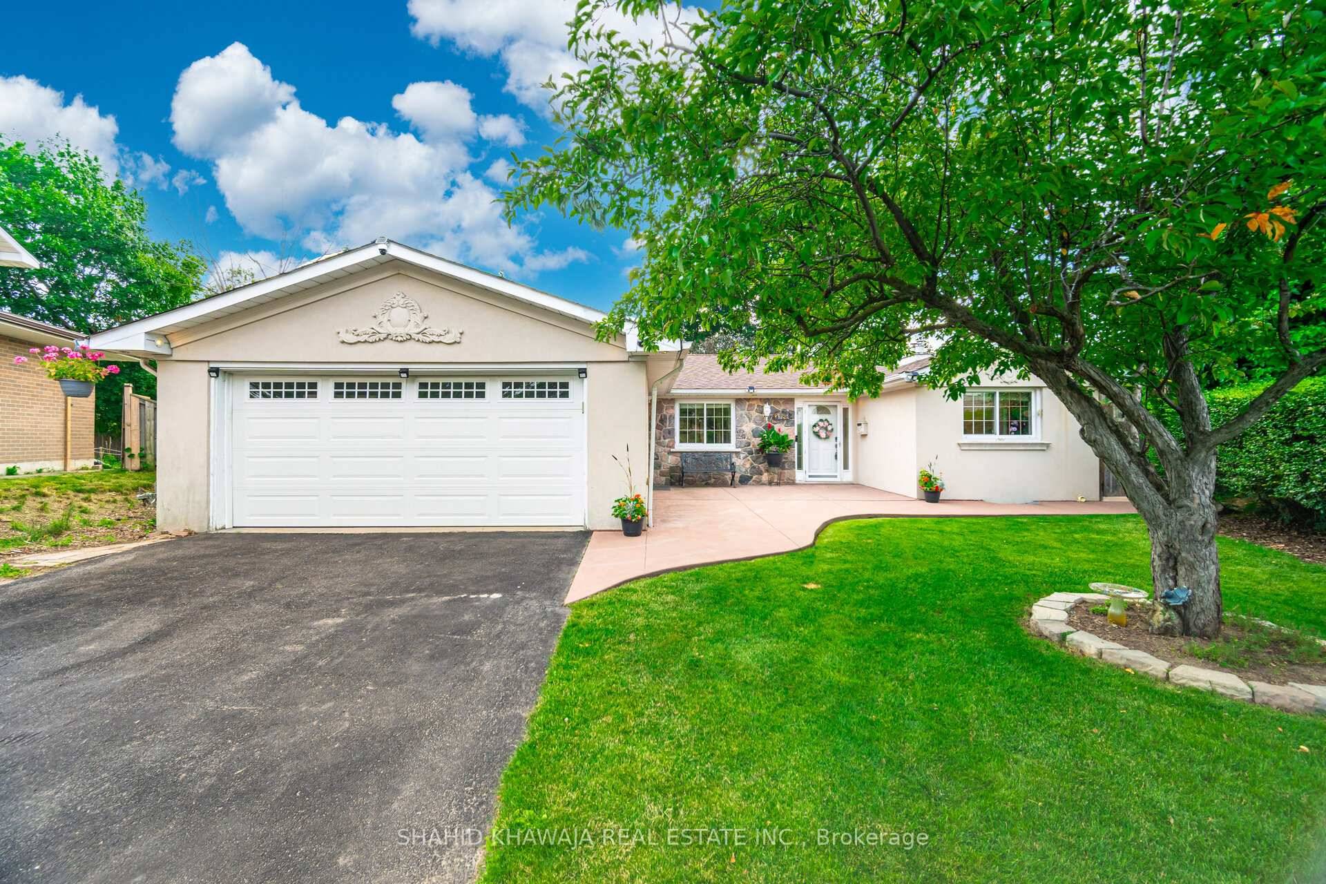 View Virtual Tour Welcome to 3286 Gatliff Crescent, a rare offering on a massive pie shaped lot in Mississauga's coveted Applewood neighbourhood, bordering Etobicoke and just minutes to Toronto.