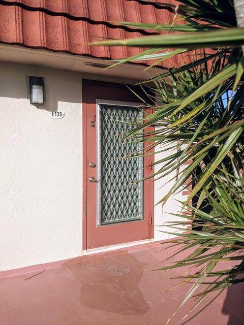 Take a look at this charming one bedroom villa in gated Kings Point, a very active 55 community.