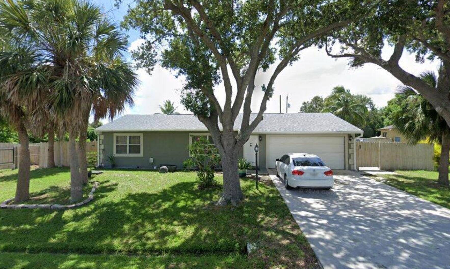 2 2 Pool Home This charming property boasts a sparkling pool, perfect for cooling off on hot days.