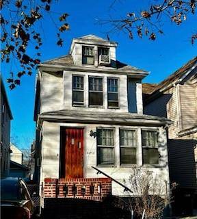 Completely detached colonial located in the lovely Liberty Park section of Glendale.