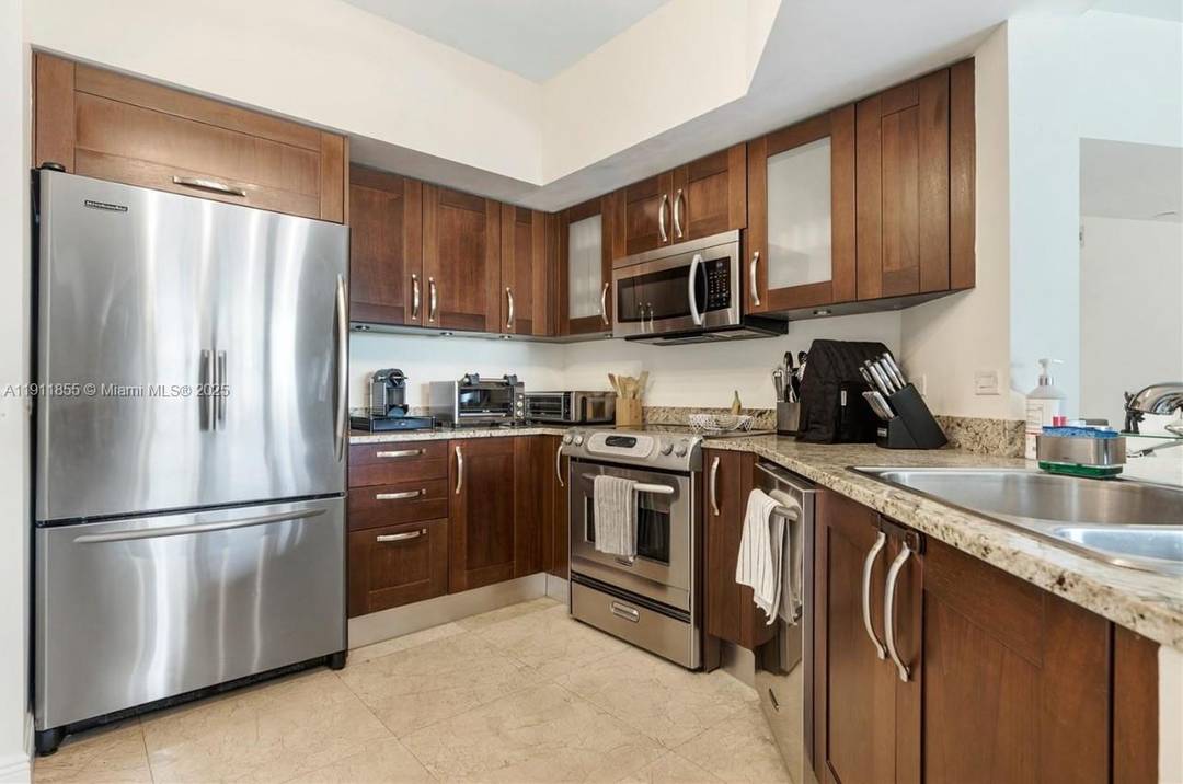 Spacious 2 bedroom, 2 bath residence in the prestigious Turnberry Village, located in the heart of Aventura.