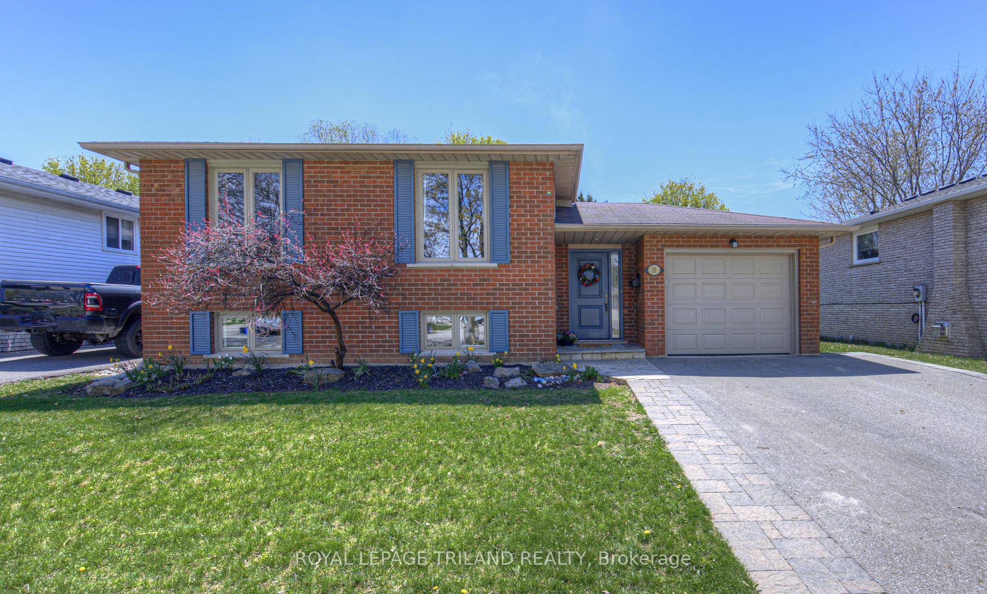 Welcome to 35 Sympatica Crescent, beautifully situated in the desirable Brantwood Park area of Brantford !