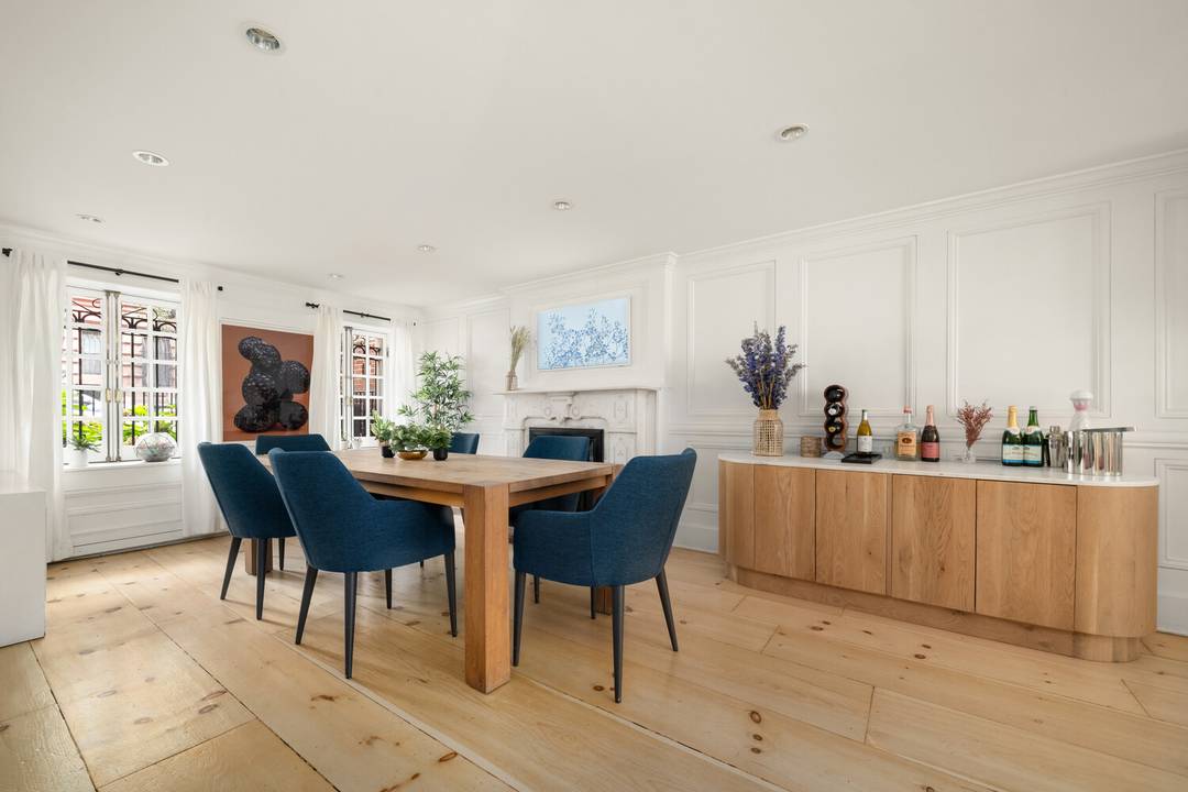 422 E 84th Street is a beautifully renovated, 18' wide townhouse that resides on a picturesque, tree lined block on the luxurious Upper East Side.