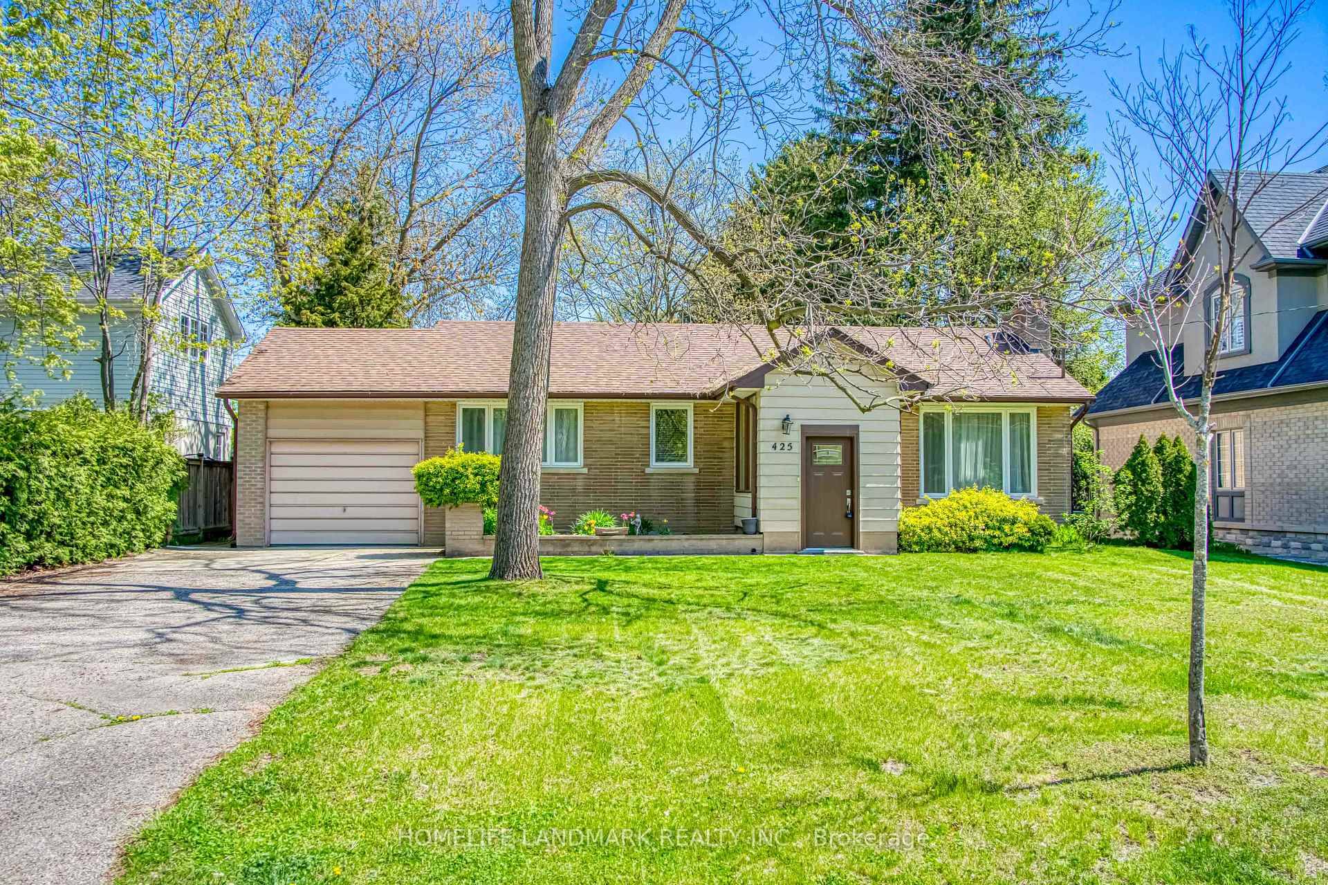 Well Maintained Features 3 1 Bedrooms, 2 Bathrooms bungalow on an impressive 75 161 ft lot in prime South East location Oakville surrounded by large multi million dollar custom homes.
