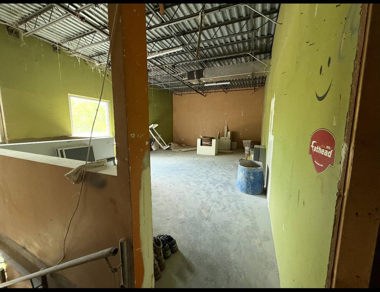 Great opportunity to rent out this 3, 100 industrial space which included a 600 foot mezzanine.