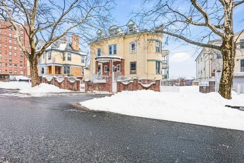 Full renovation opportunity for investors and developers !