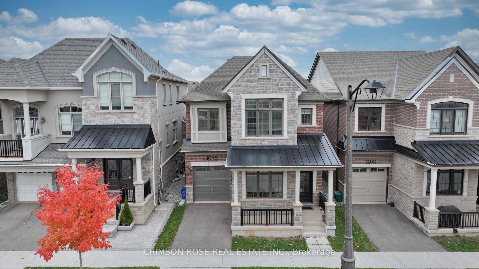 A beautiful modern 4 bedroom, 4 bathroom home in one of Oakville's most desirable communities.