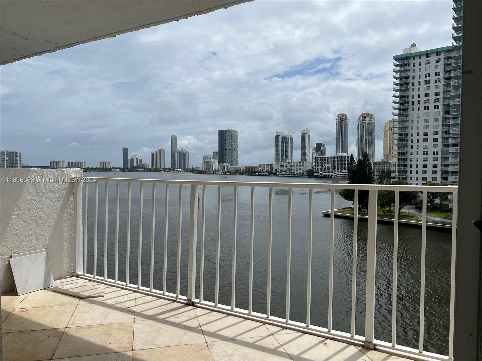 Discover stunning panoramas and exceptional value in this top floor apartment, boasting an airy layout, spacious master bedroom, and luxurious bathrooms.