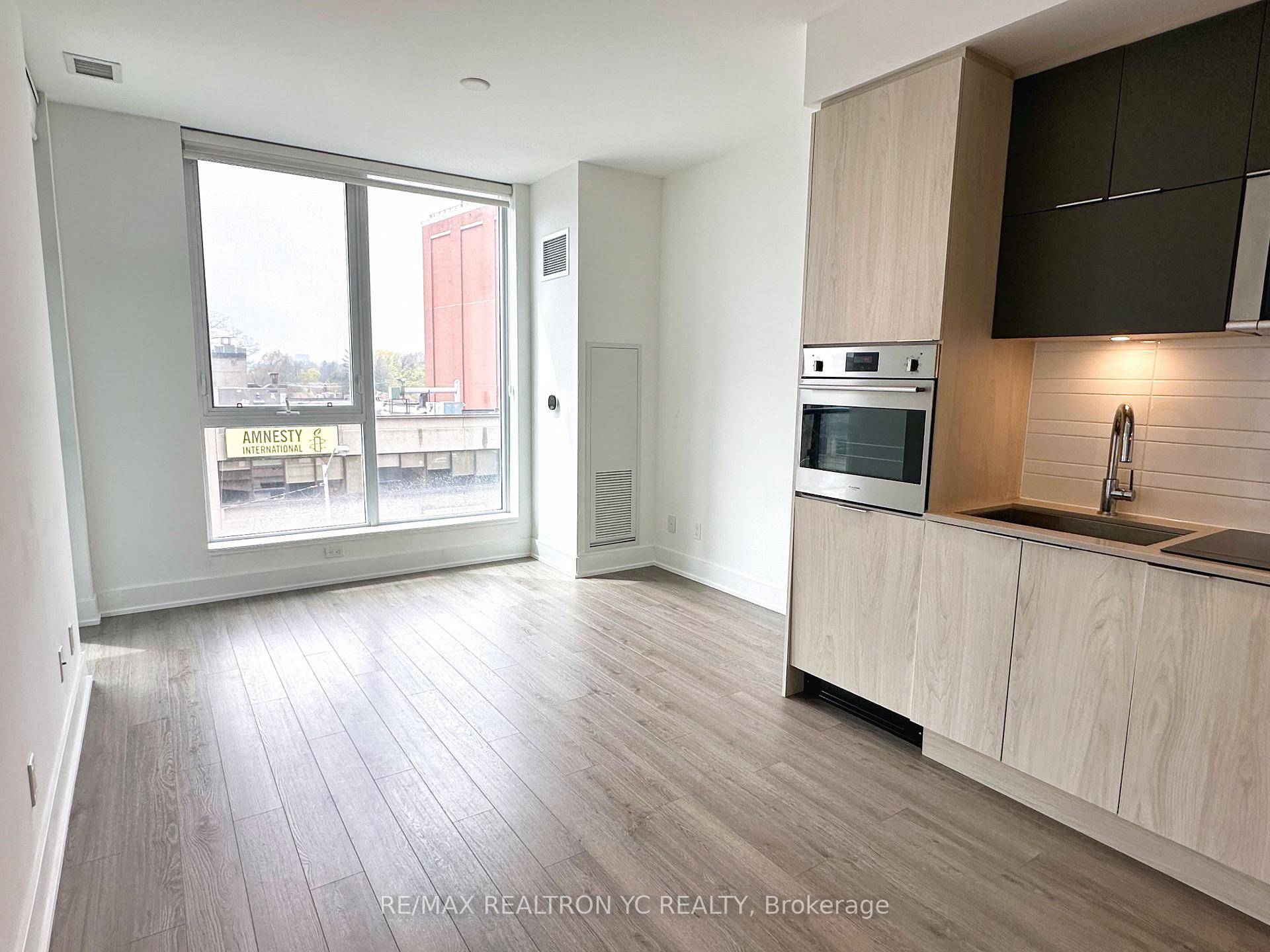 Intimate 9 storey boutique building right in the heart of Davisville Village, 3 minute walk to Davisville Subway Station amp ; Quick 10 minute commute to downtown Toronto.