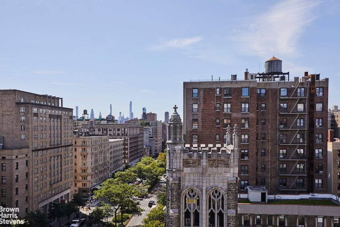 Rare Hi Floor Edwardian 5 Room Expansive Space and Views Be ready to be embraced as you enter Apt 102 in The Luxor, an intimate and elegant pre war gem ...