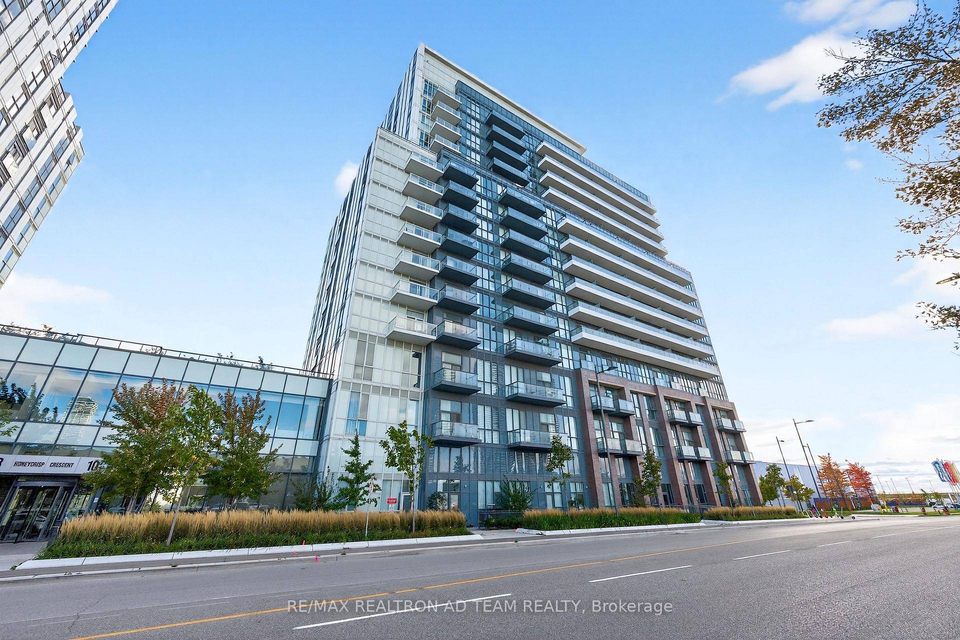 Bright And Spacious Studio Apartment With A Full Bath And A Balcony.