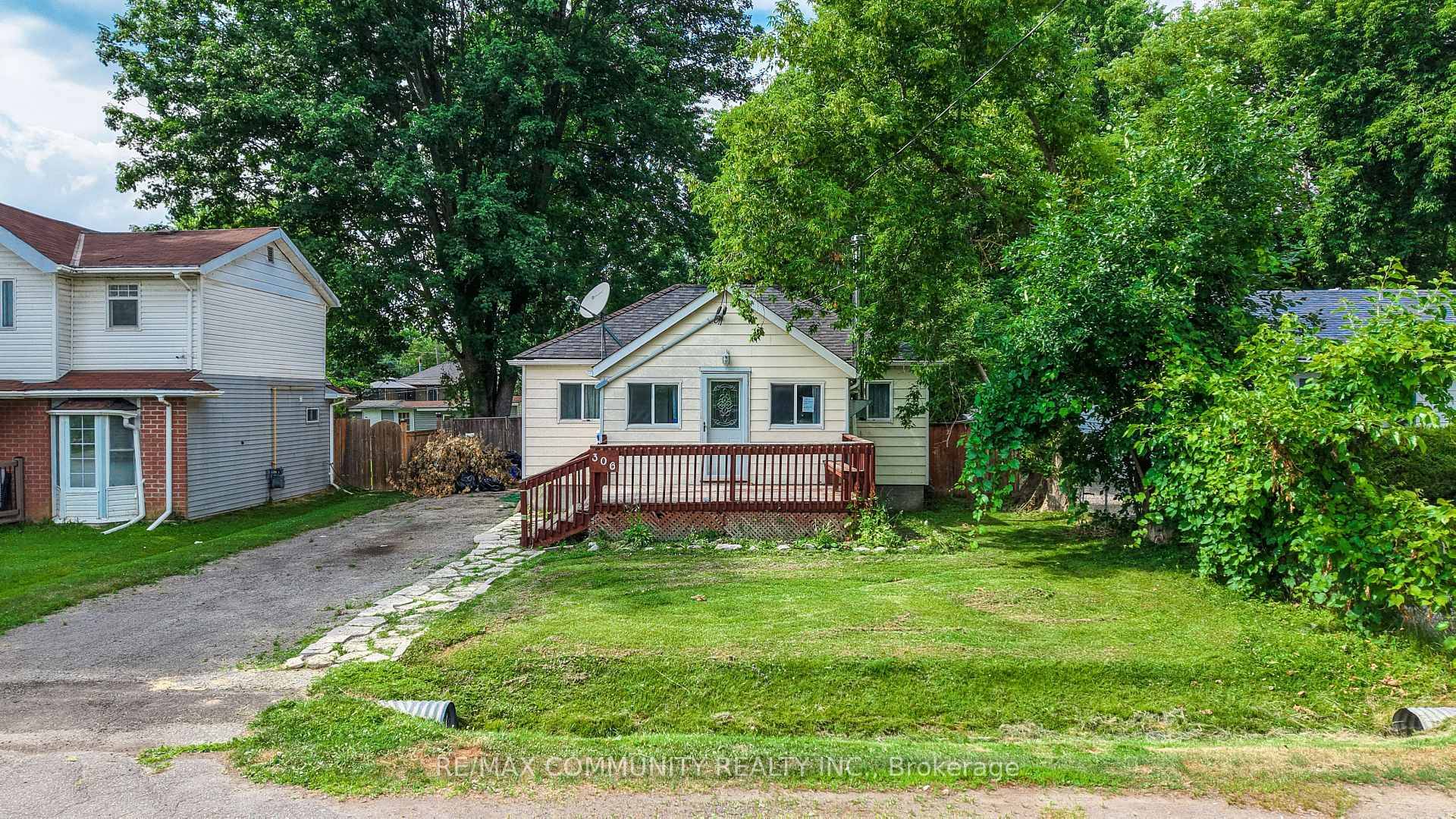 South Keswick 2 Bedroom Bungalow On Mature Lot In Quiet Neighborhood.