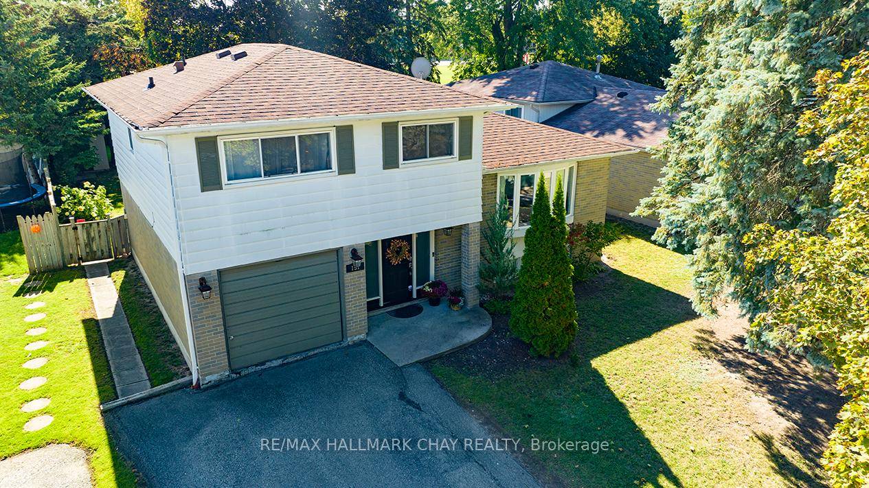 Welcome to 151 Orchard Heights Blvd, a spacious sidesplit in one of Auroras most sought after neighbourhoods.