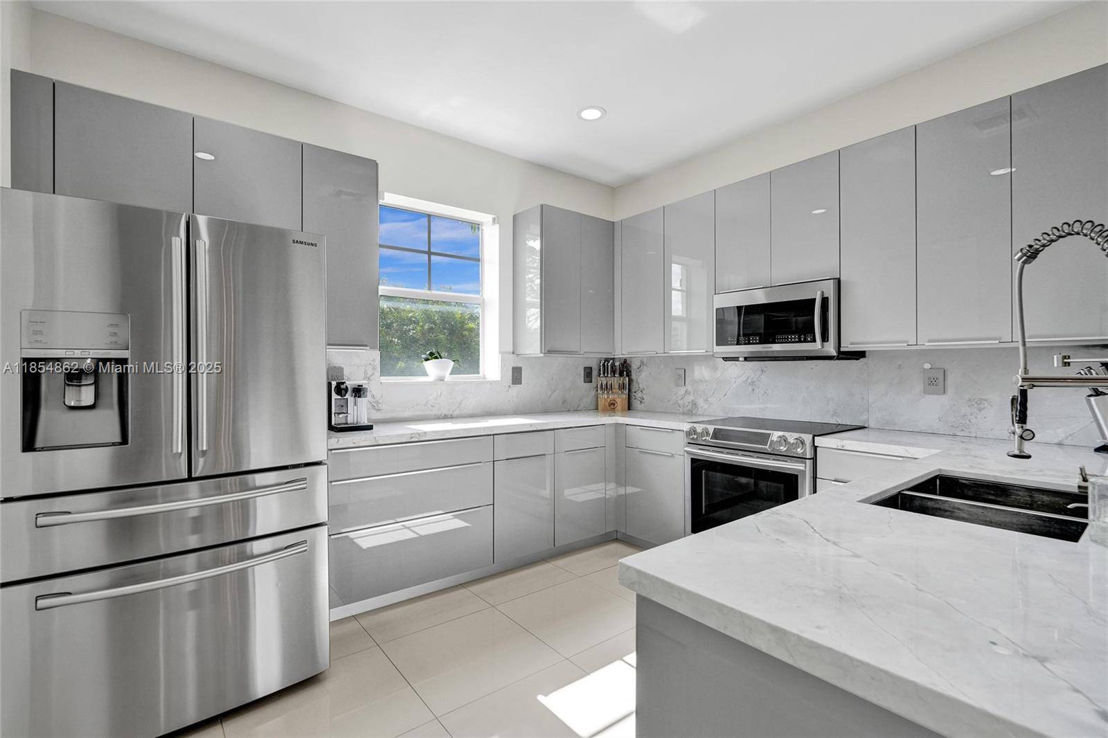 Magnificently Remodeled 3 story townhouse in East Fort Lauderdale !