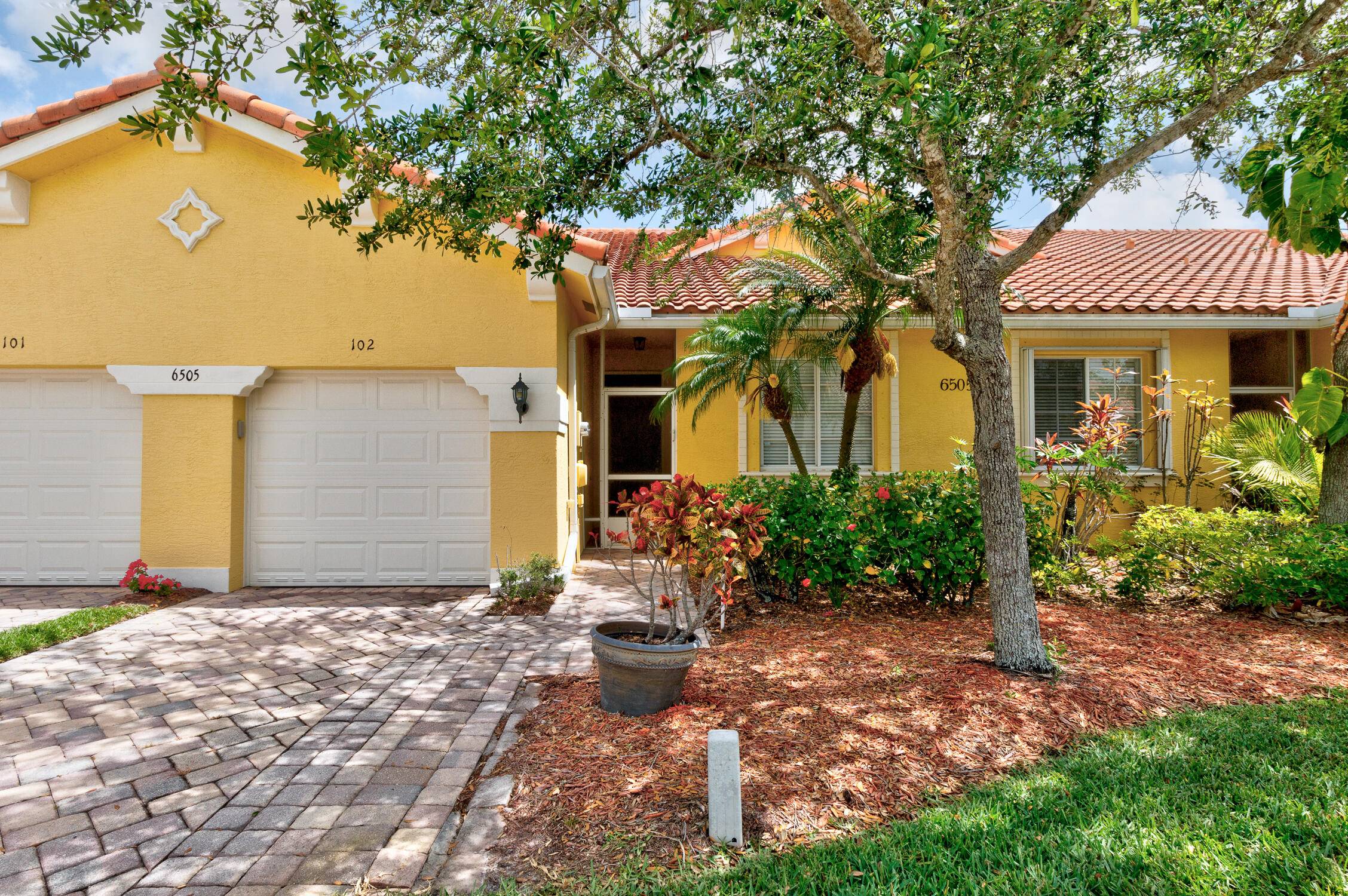 Must see ! Modern, clean and ready to move in.