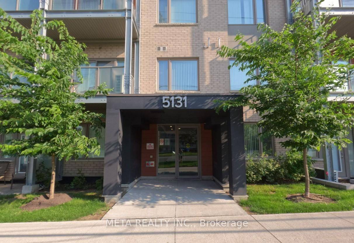 Welcome to this beautiful and spacious layout with a functional design, modern finishes, featuring an open concept kitchen with stainless steel appliances.
