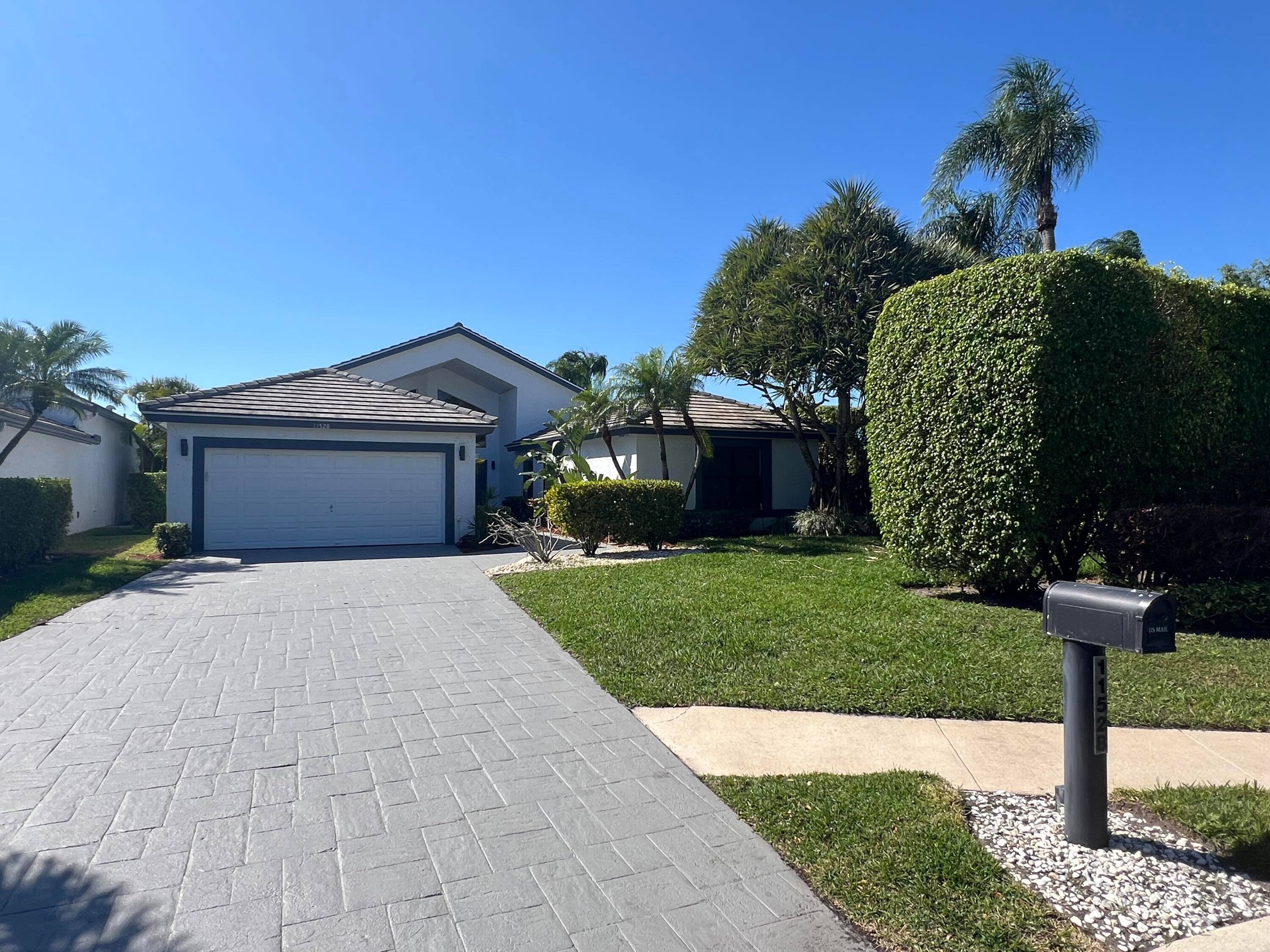 Walk into this beautiful bright airy spacious 3 Bedroom home boasting magnificent lake view.