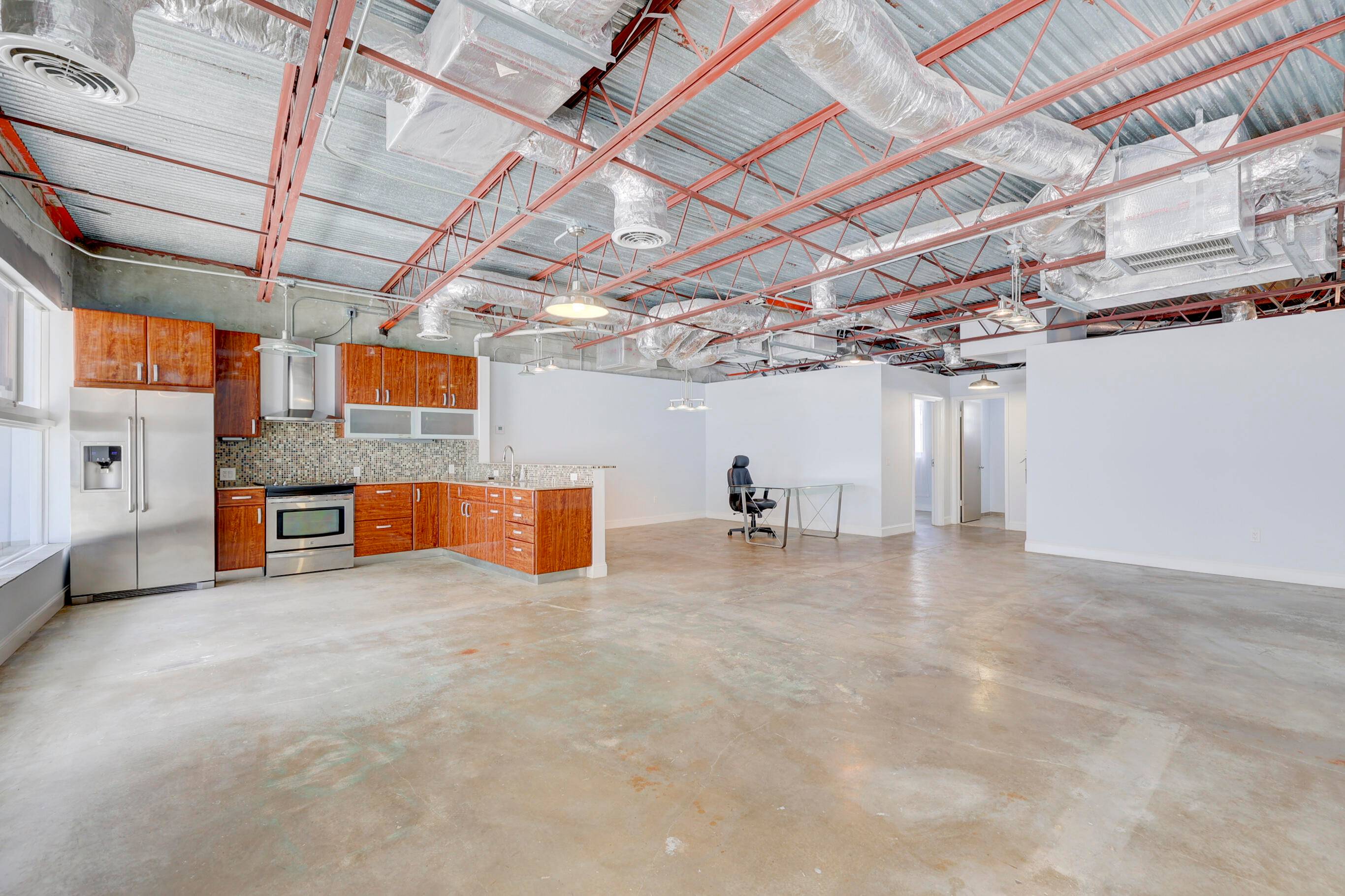 Very Nice Office Open Space ''Loft'' style with a Kitchen, Bathroom, Washer Dryer on a second floor with a huge patio 2 min from the Beach !