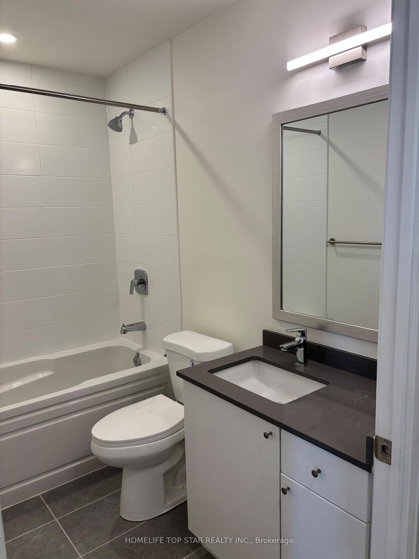 Brand new 1 bedroom den condo bright, modern and exceptionally located !