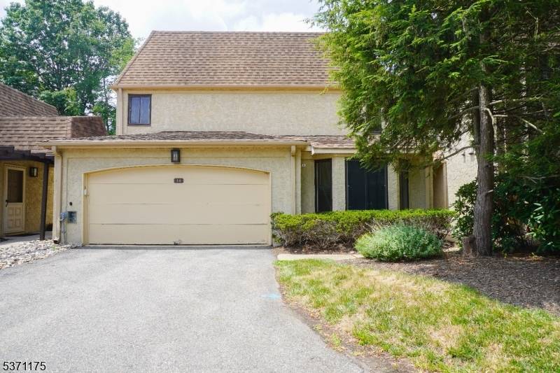 Welcome to Renovated, Freshly Painted NORTH FACING End Unit, Domaine Model at gated community and 24 hr security at Park Gate Condominiums.