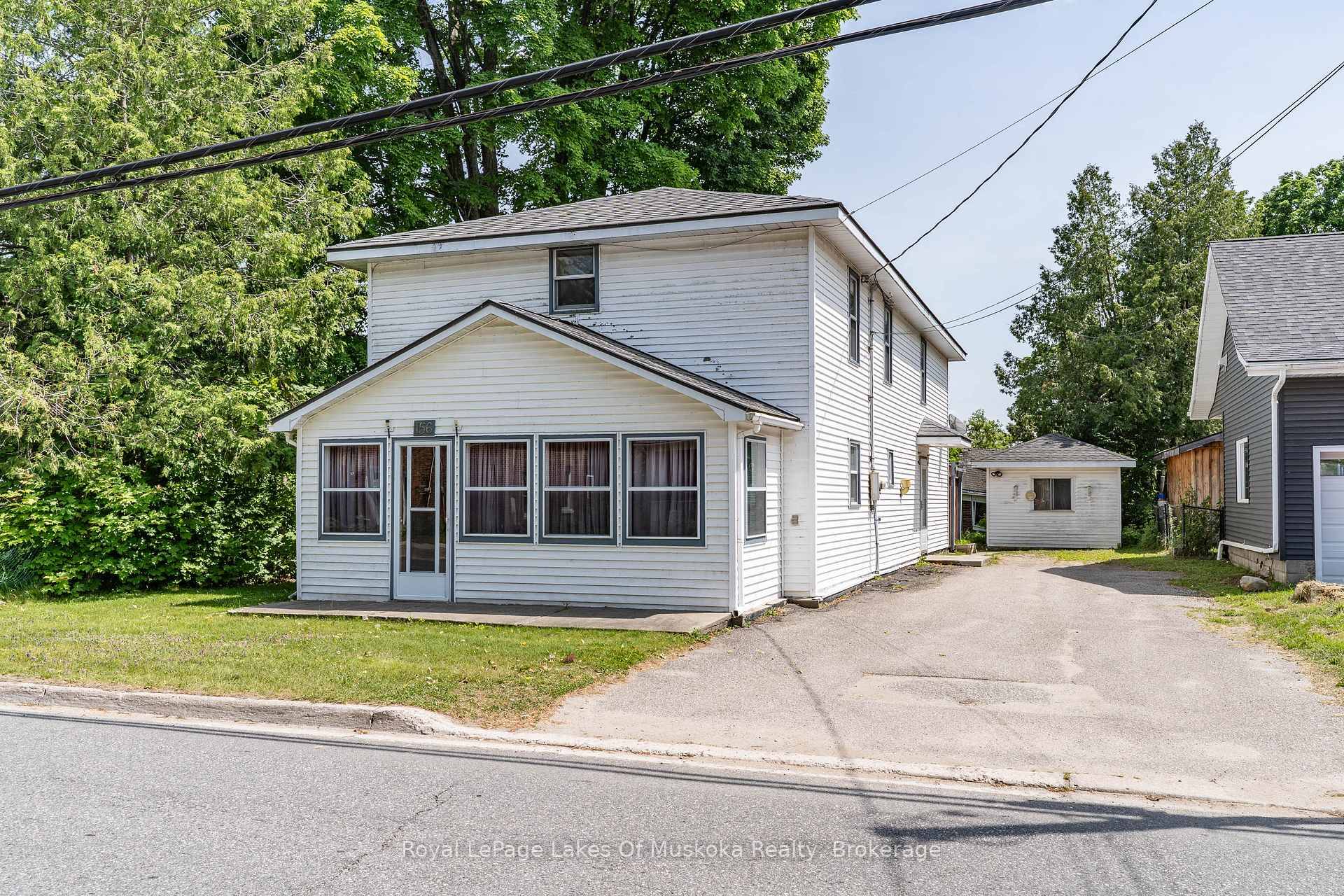 Charming 3 bed, 2 bath home located in the heart of Bracebridge located within walking distance to Downtown on the Muskoka River !
