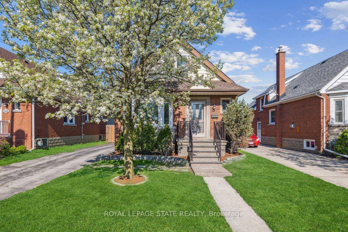 Situated in the highly coveted Centremount neighbourhood, this beautiful 1.