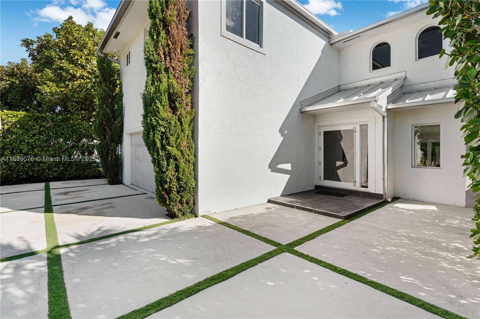 BEAUTIFUL MODERN HOME IN THE EXCLUSIVE FAMILY NEIGHBORHOOD OF SUNSET, WITHIN A MILE FROM BAPTIST HOSPITAL, PALMETTO EXPRESSWAY, AND TURNPIKE, WITH NO ASSOCIATION, 4 BEDROOMS AND 3 FULL BATHROOMS.