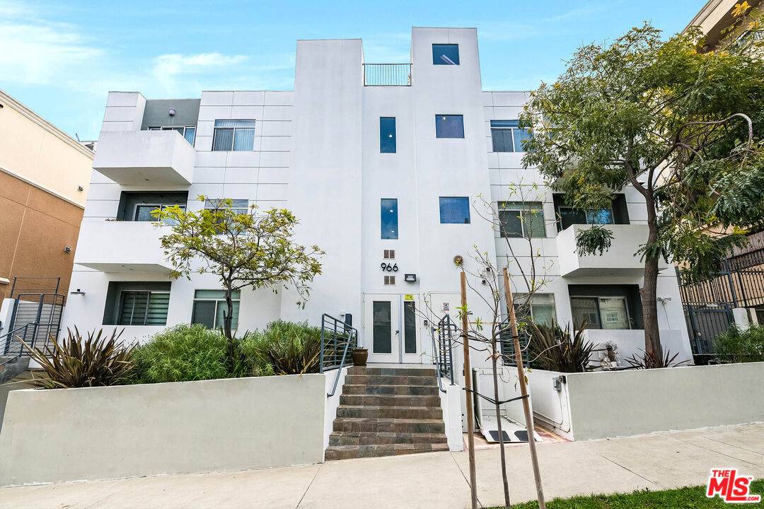 966  S St Andrews Pl 2BR La