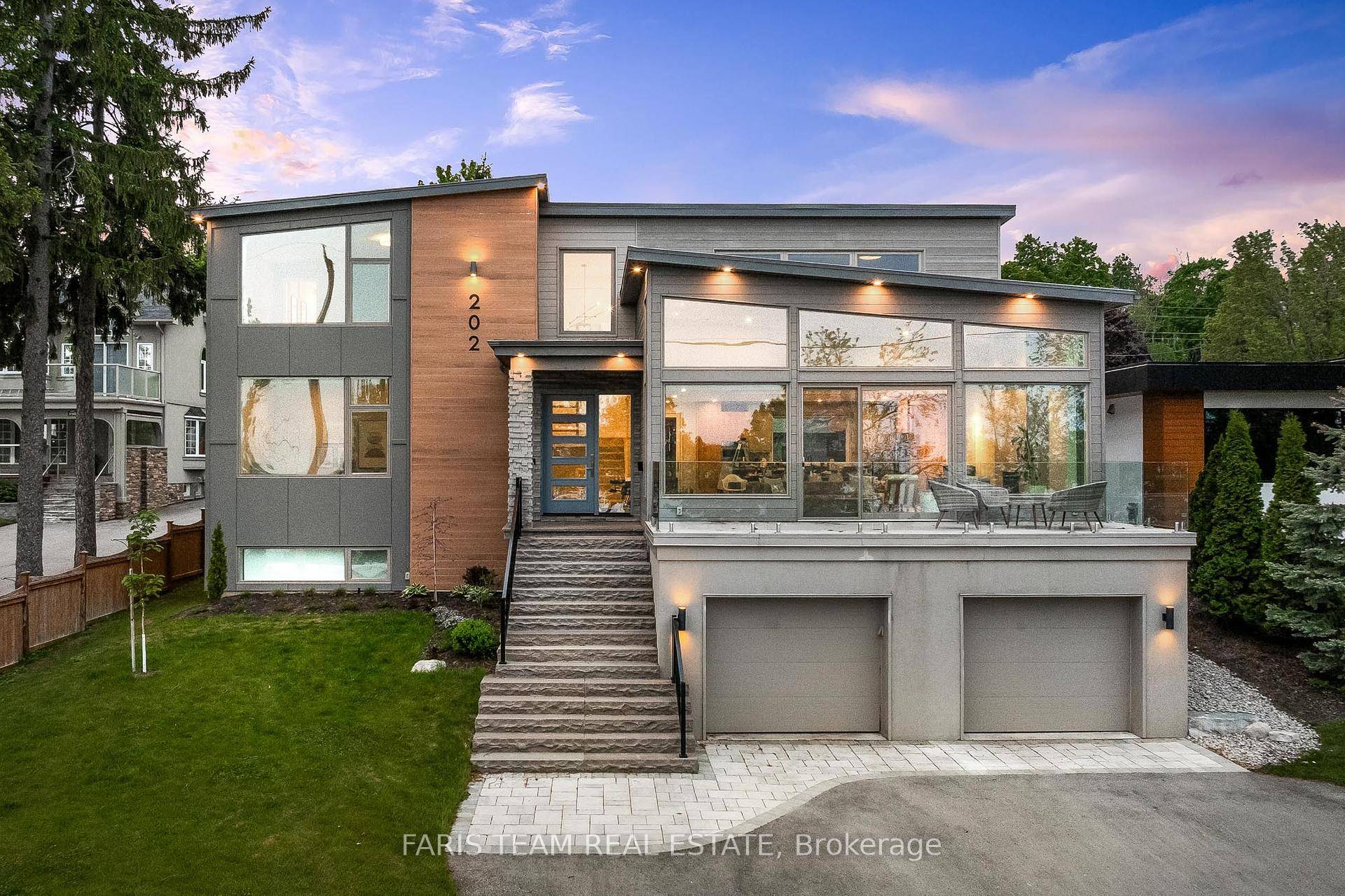 Top 5 Reasons You Will Love This Home 1 Welcome to 202 Kempenfelt Drive, an extraordinary custom built residence completed in 2020, ideally located across from the shimmering shores of ...