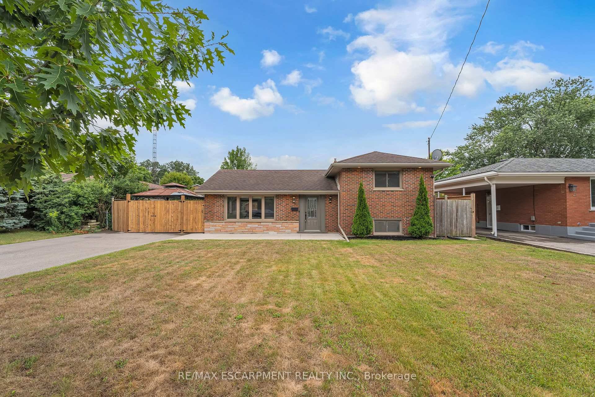 Stunning Renovated Bungalow in Echo Place !