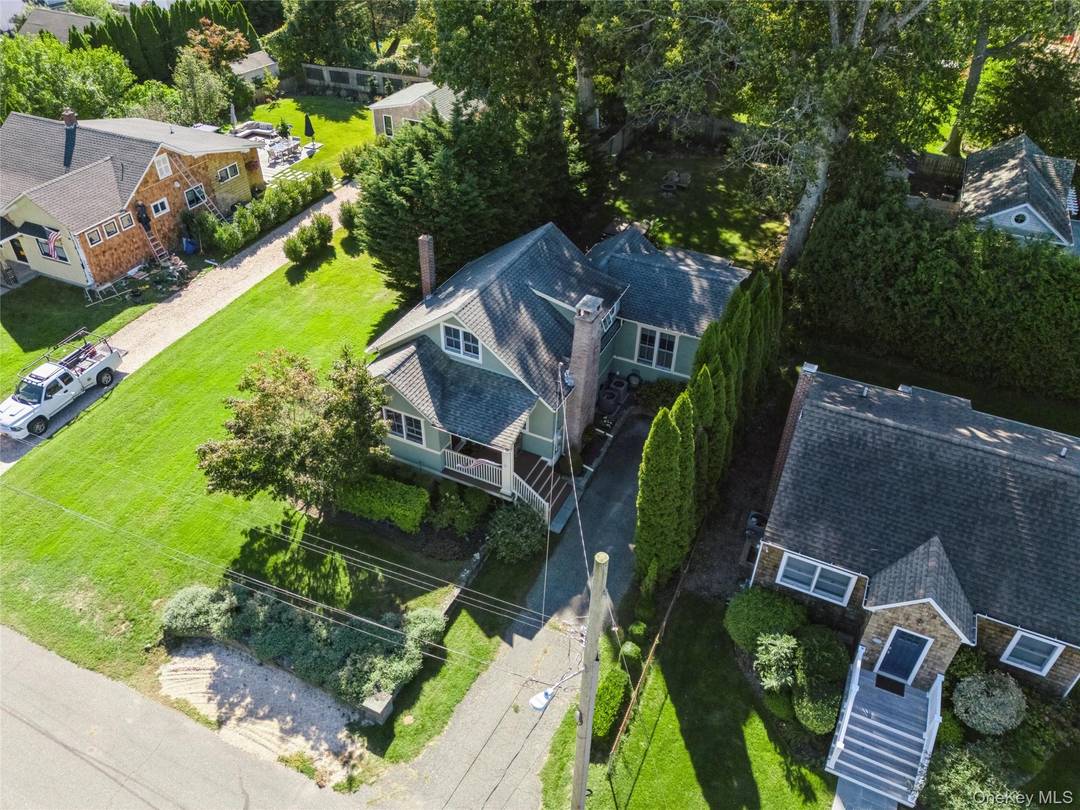 New Suffolk, North Fork The Ideal Pied a Terre, Weekend Retreat, or Year Round Residence Discover this charming Arts amp ; Crafts home just moments from the beach in the ...