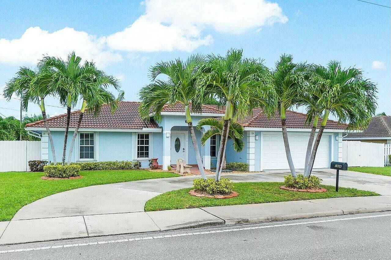 Stunning 4 Bedroom Contemporary Home nestled in a prime location, minutes away from I95.