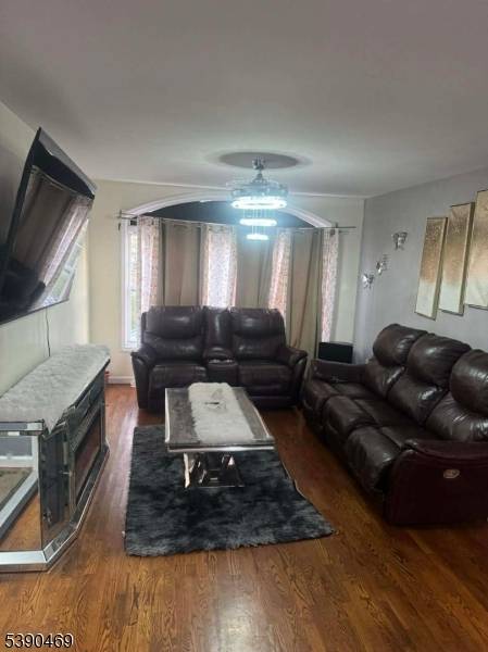 INCREDIBLE THREE STORY TWO FAM.