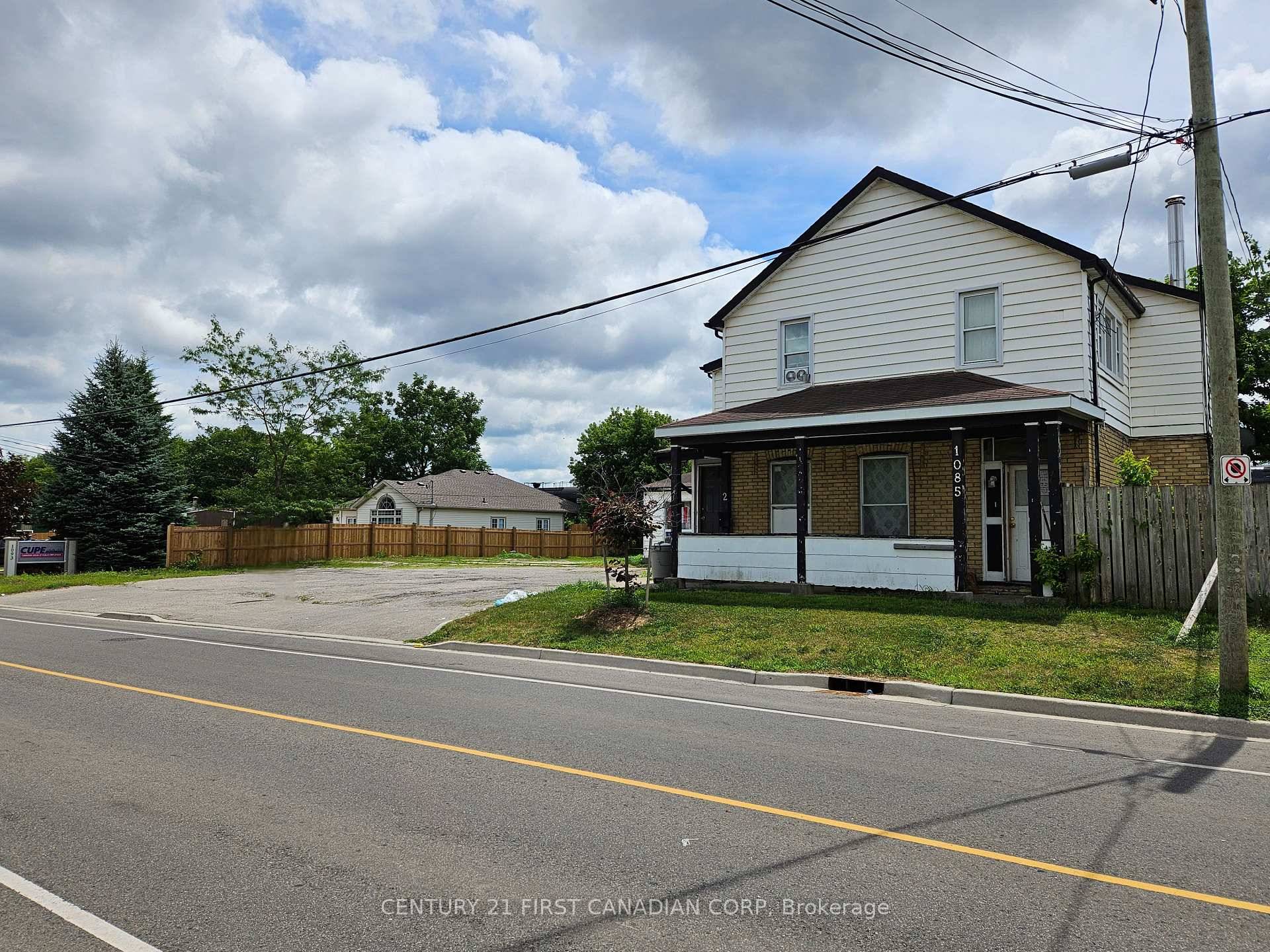Triplex that includes an additional adjoining vacant lot 1089 Brydges Street PIN 082950037.