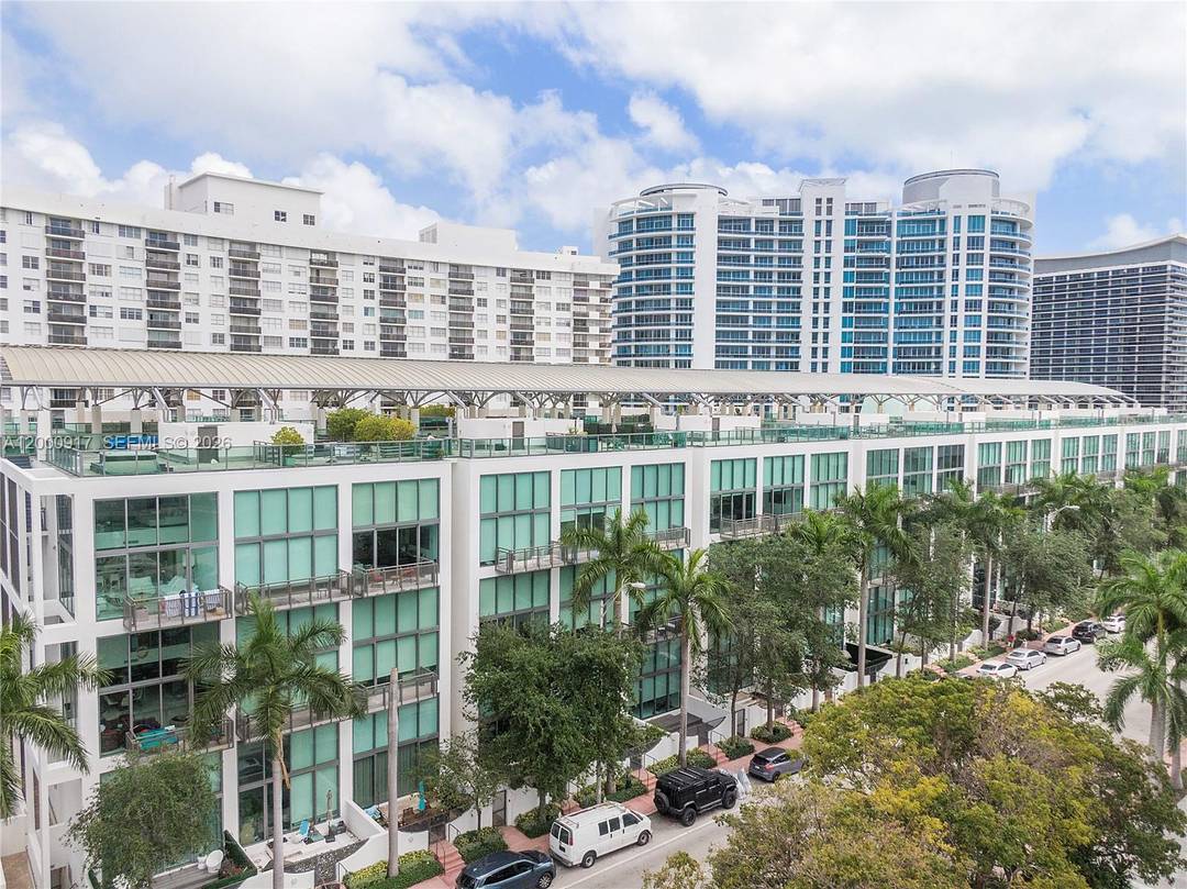 Beautifully maintained 1 bedroom condo located on prestigious Millionaire's row in Miami Beach.