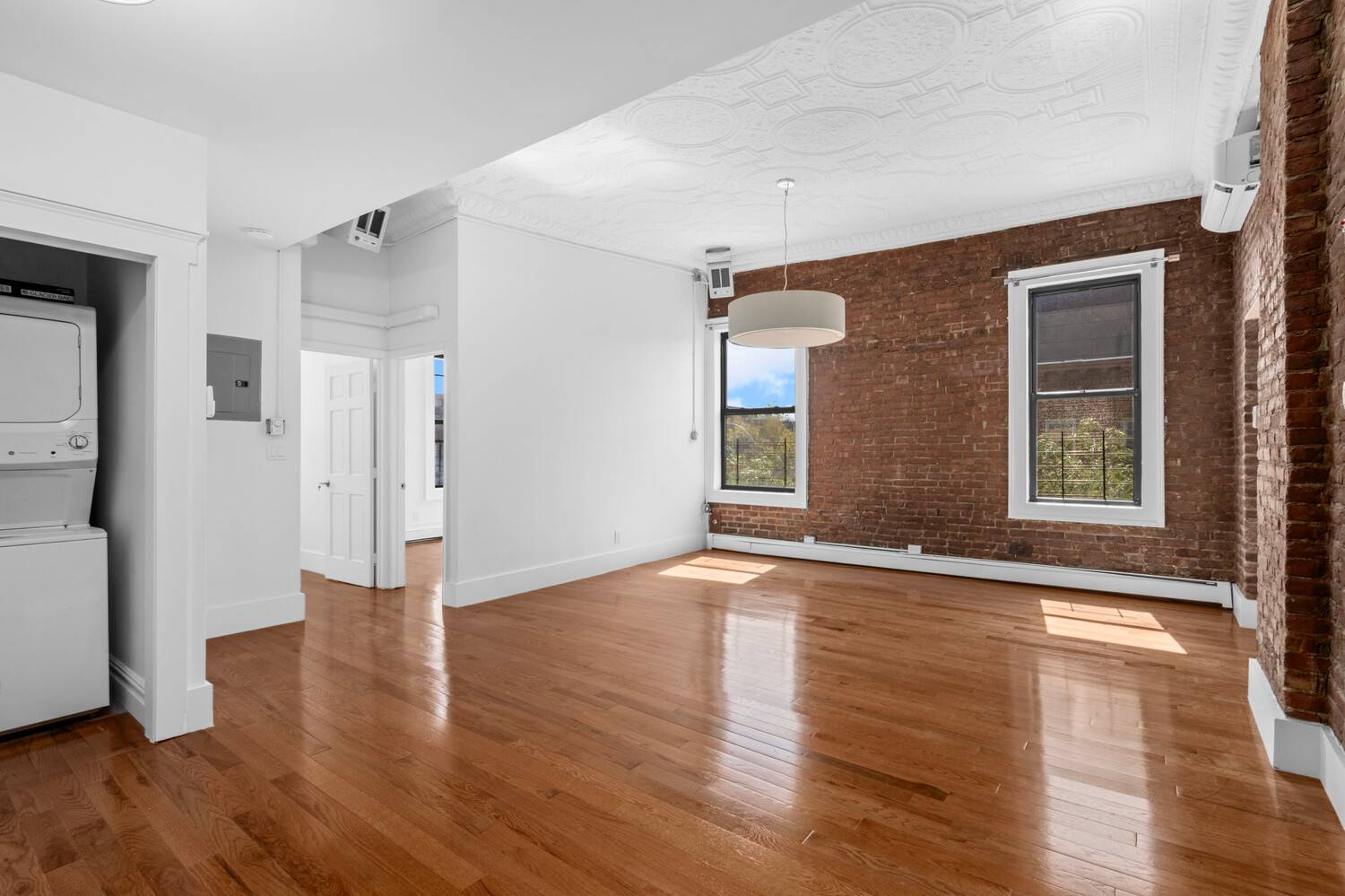 320 Court St. Apt 3L is a stunning 3 bedroom, 1 bathroom corner unit located in the heart of Carroll Gardens.
