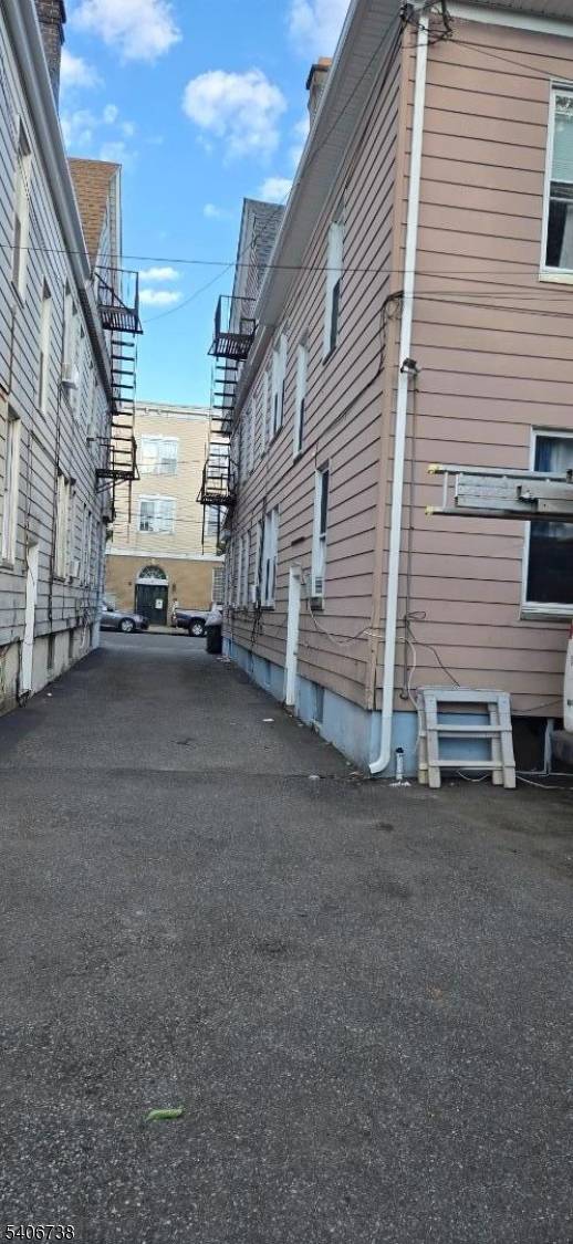 Well maintained triplex ideally located in Irvington with easy access to shopping and dining.