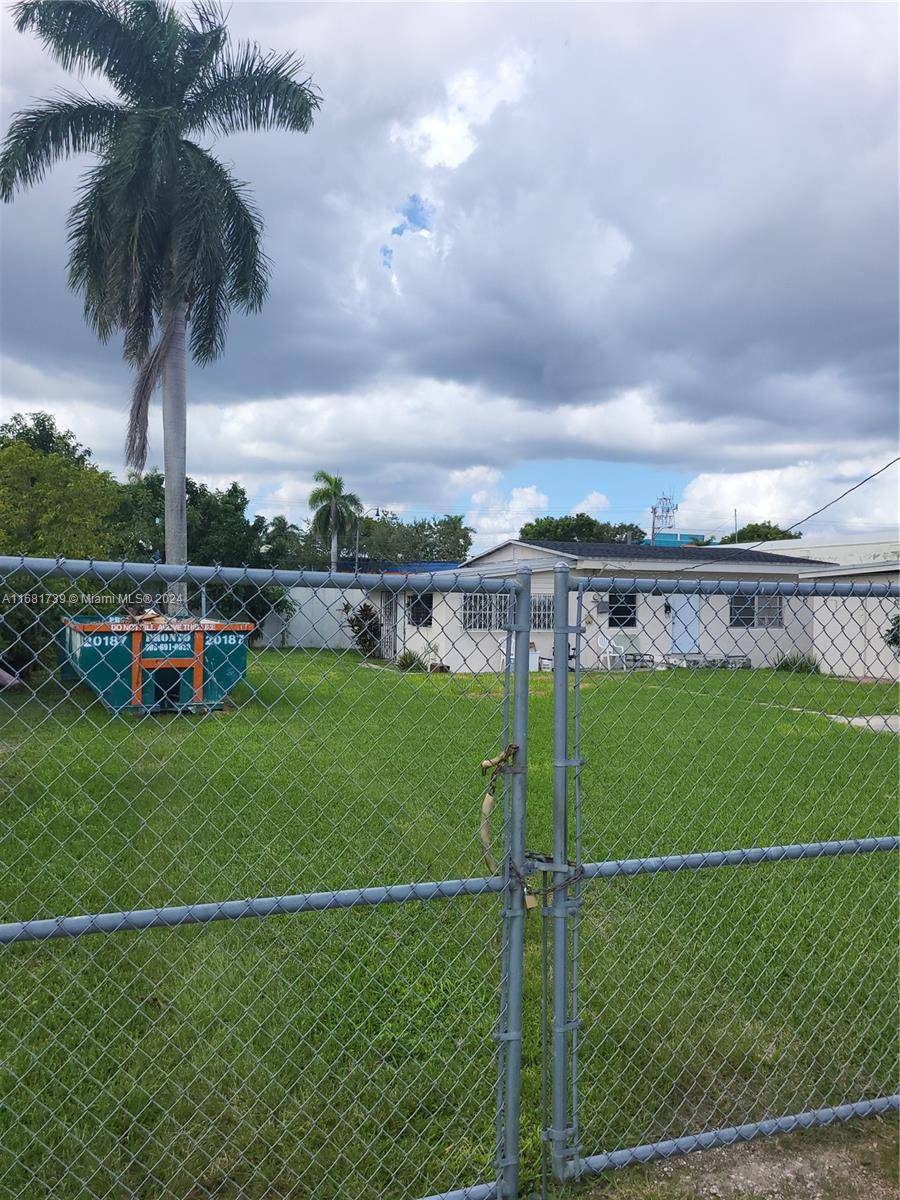 Unique development oportunity in the heart of Homestead.