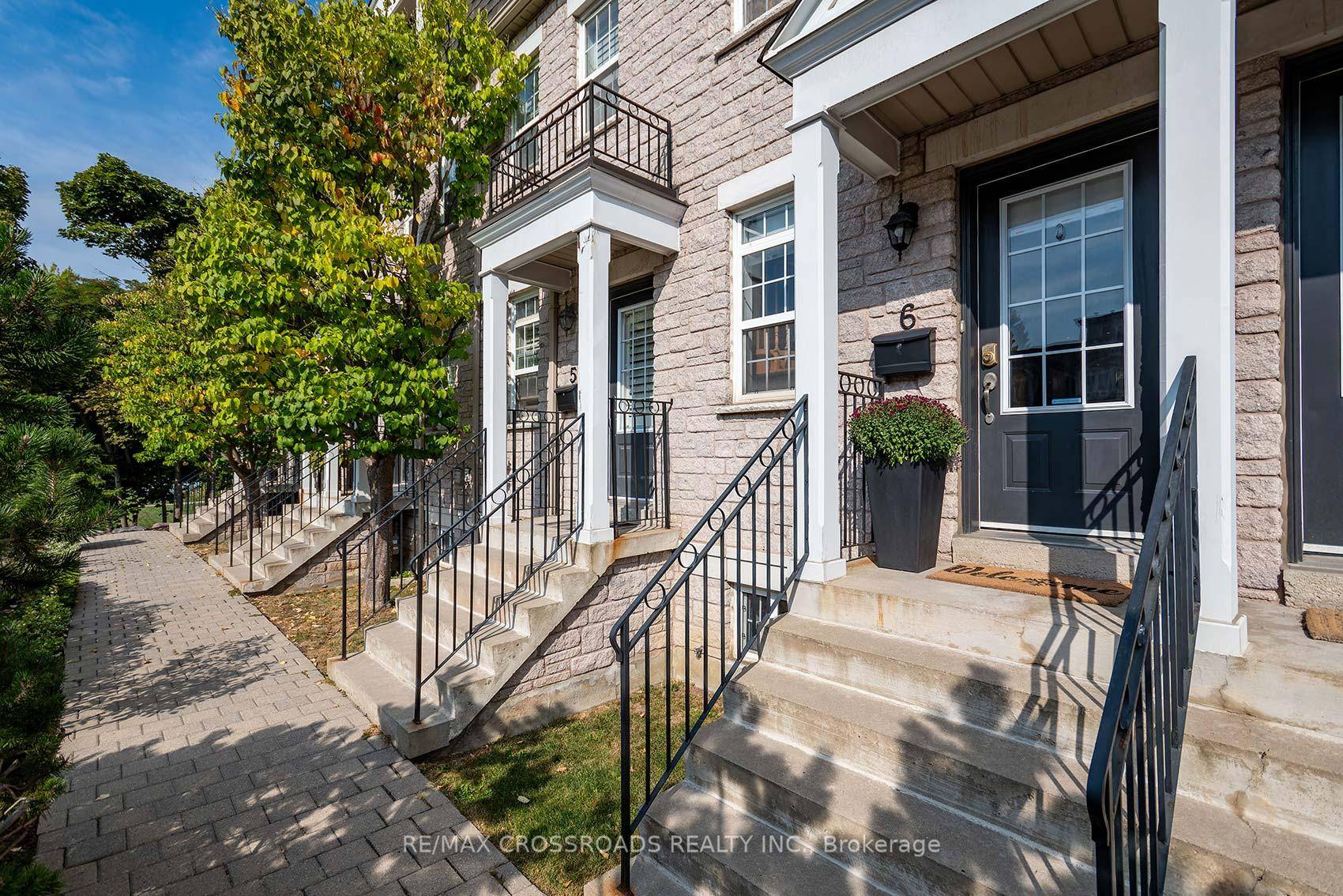 Absolutely gorgeous Executive TURN KEY townhome in a superb location !
