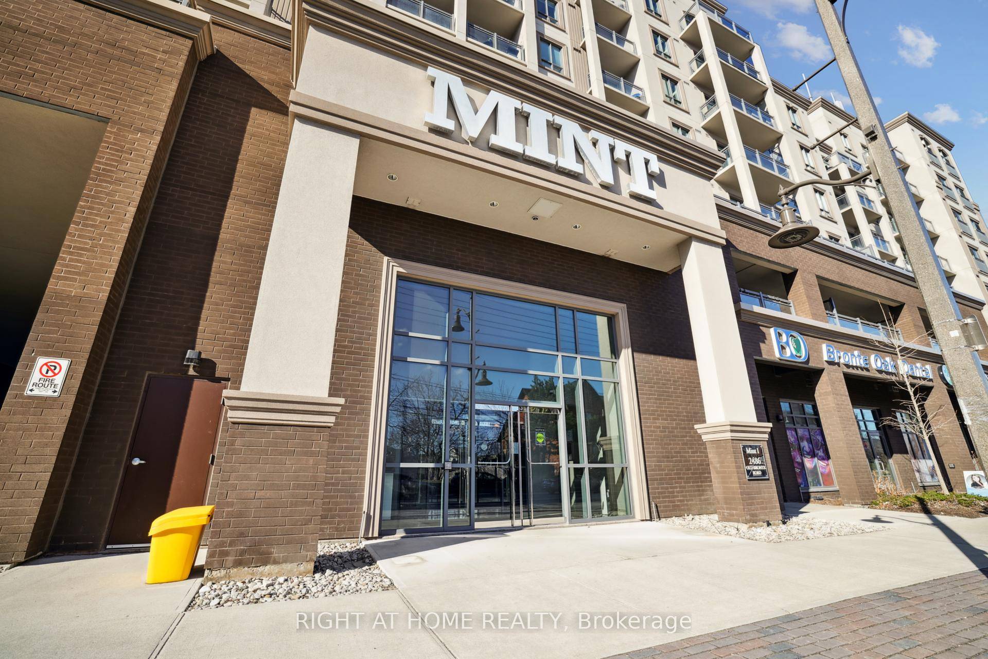2 PARKING SPOTS ! ! INCREDIBLY WELL MAINTAINED 1 BEDROOM 1 BATHROOM PENTHOUSE UNIT AT MINT CONDOS.