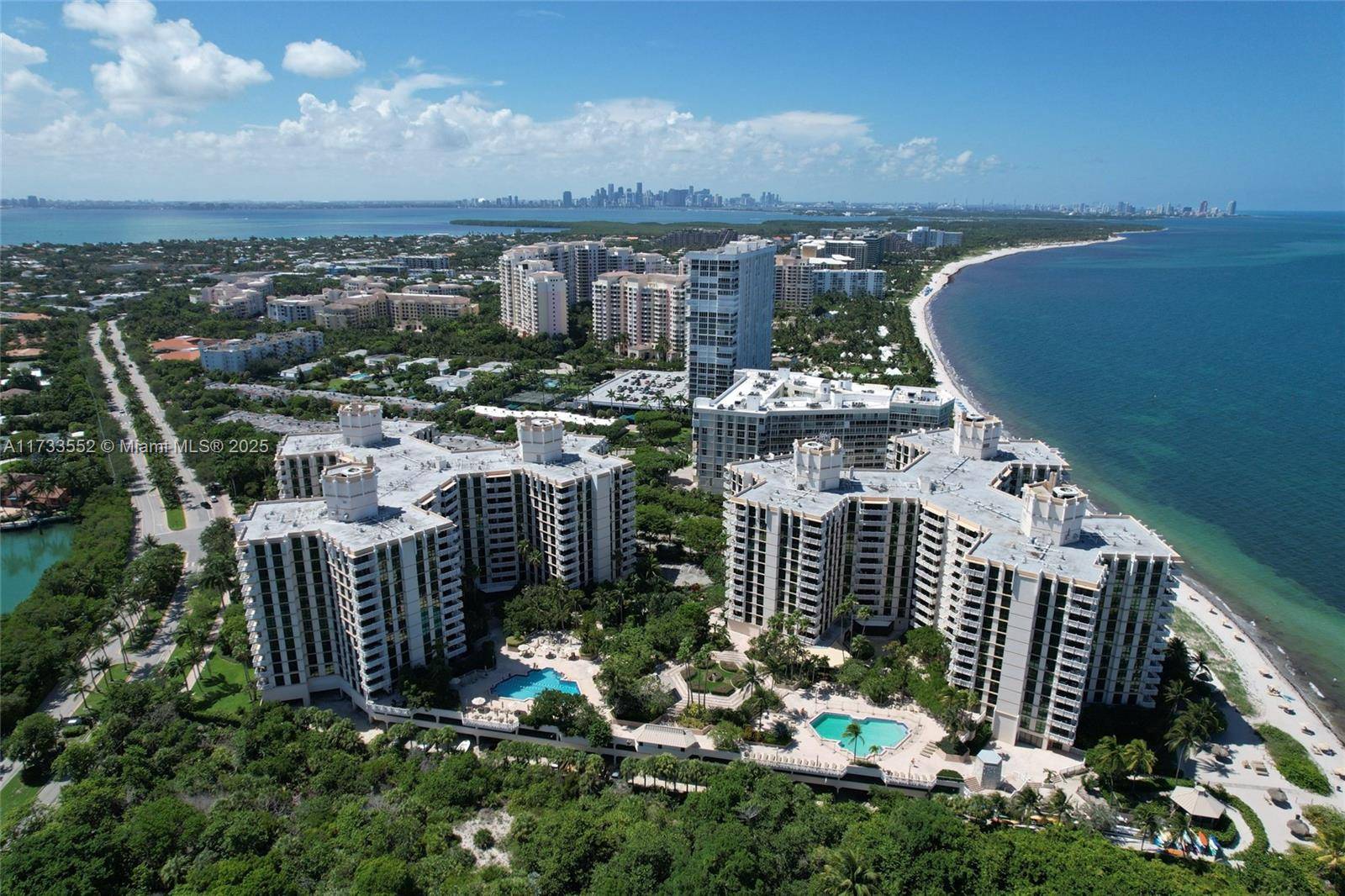 BEAUTIFUL AND SPACIOUS 2 BEDROOM 2BATHROOM UNIT WITH BEACH FRONT ACCESS AND OCEAN VIEWS.