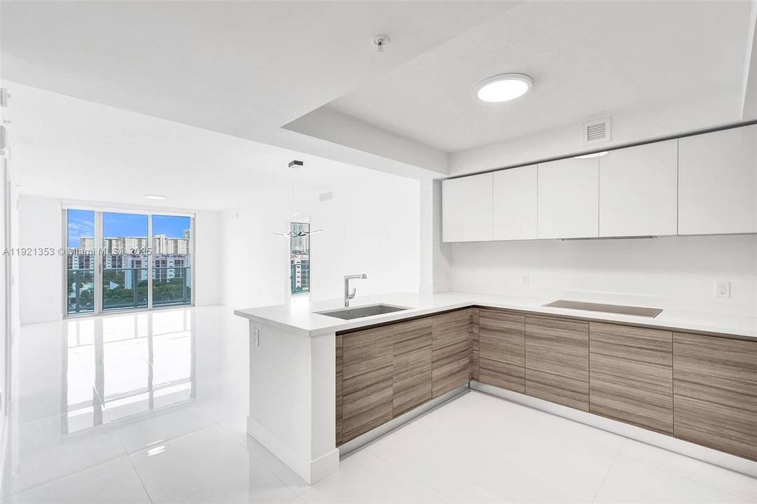 RESIDENCE AT PARQUE TOWERS 2 BED LARGE DEN, 3 BATHS, EXPANSIVE BALCONY OVERLOOKING SUNNY ISLES SKYLINE, OCEAN amp ; INTRACOASTAL, WHITE PORCELAIN TILE THROUGHOUT, HIGH CEILINGS amp ; IMPACT GLASS ...