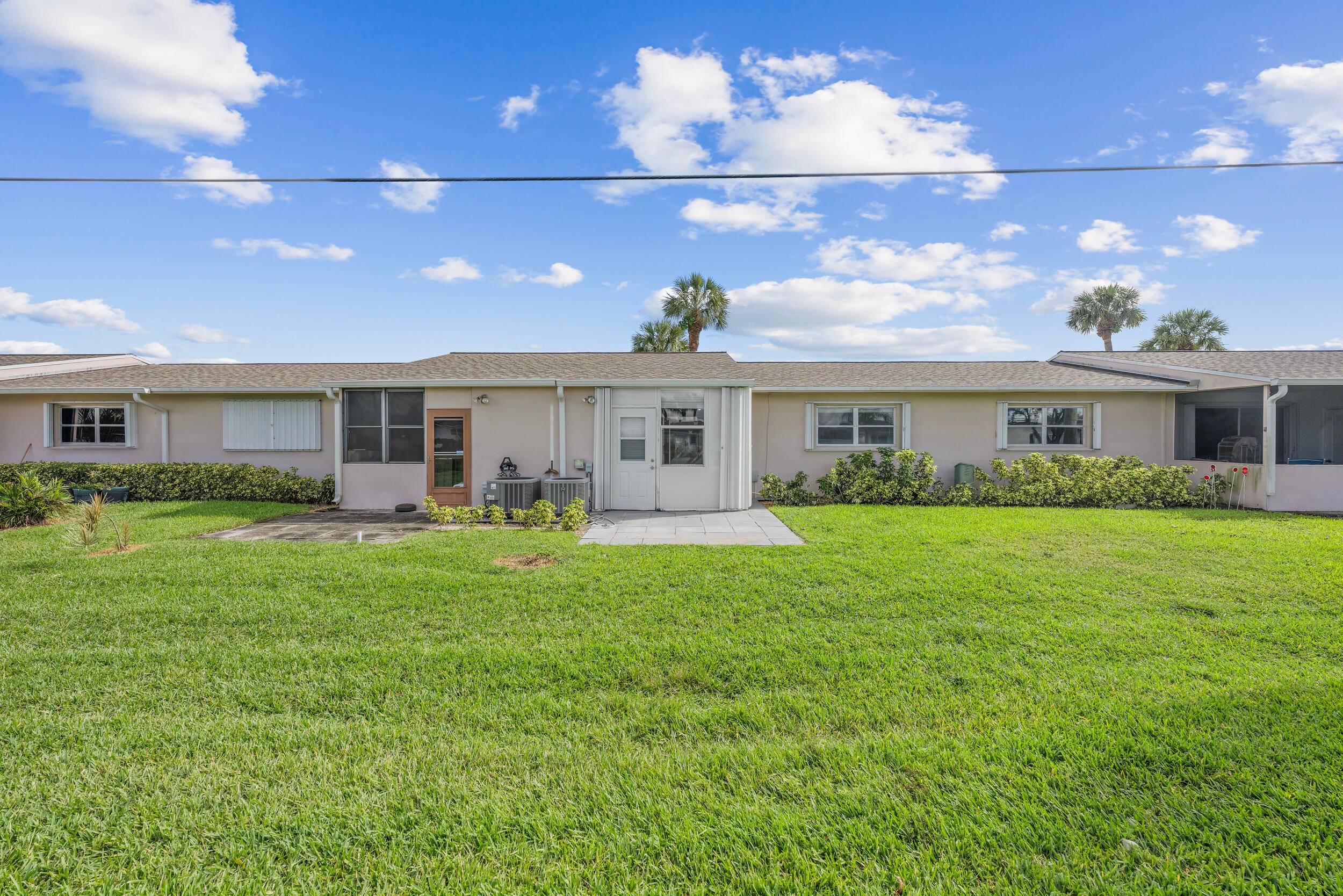 Cozy home in the popular Cresthaven Villas community.