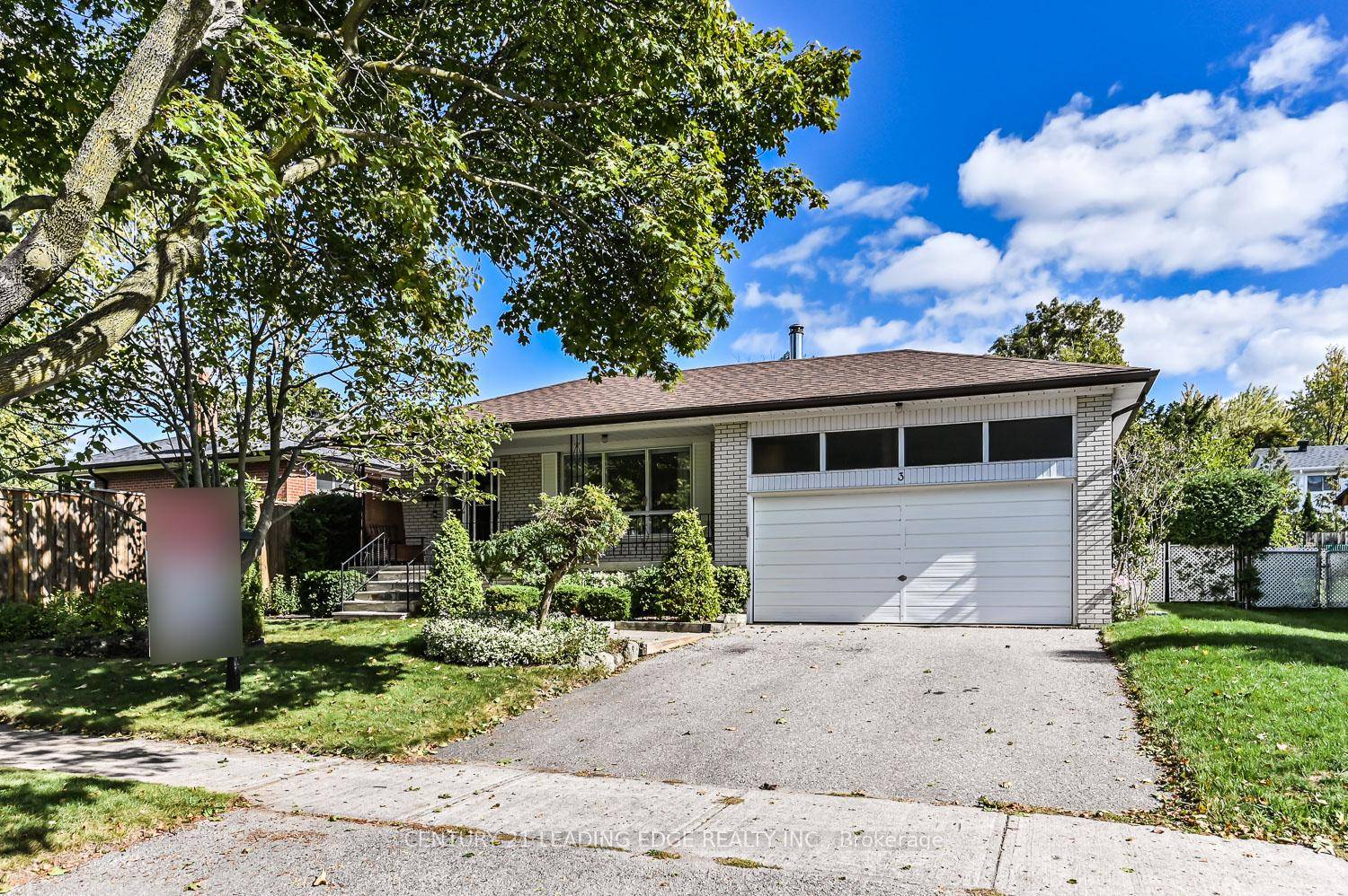 Endless possibilities ! Located in a commuter friendly neighbourhood close to the 407 and the hospital, this well loved home is just waiting for your personal touch.